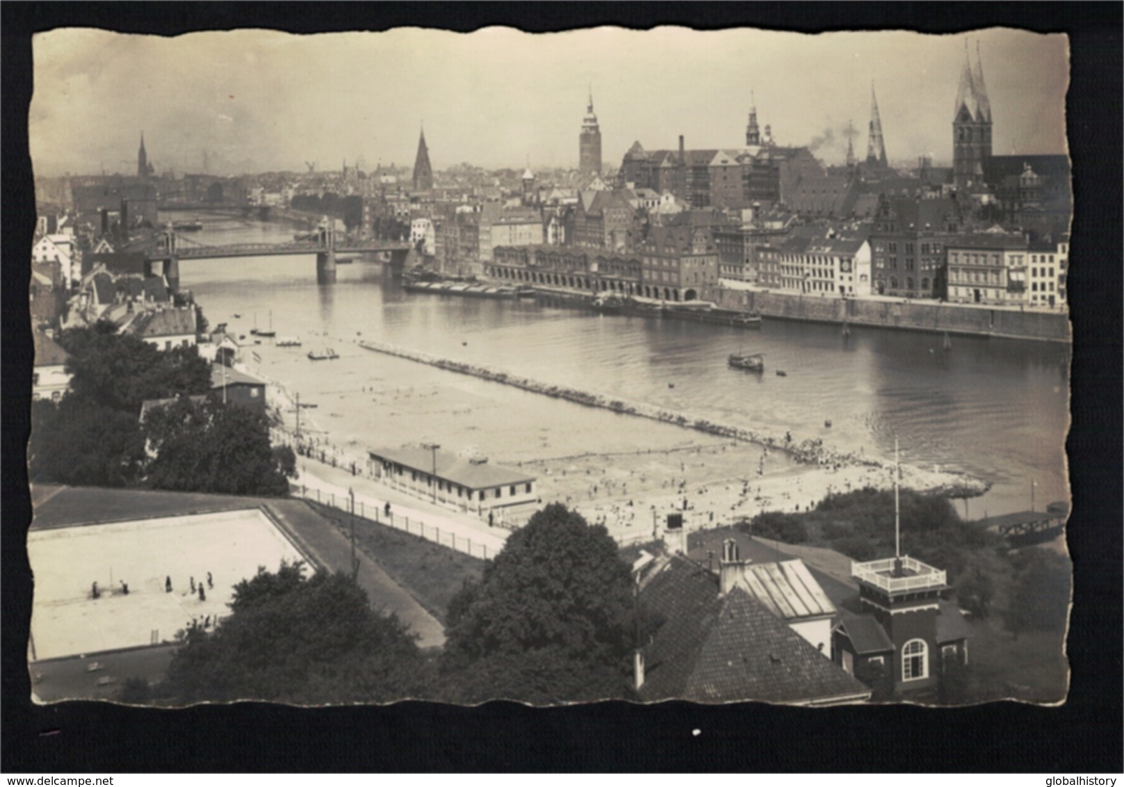 DE2310 - VIEW ON BREMEN W/ PEOPLE SWIMMING IN THE RIVER - Bremerhaven