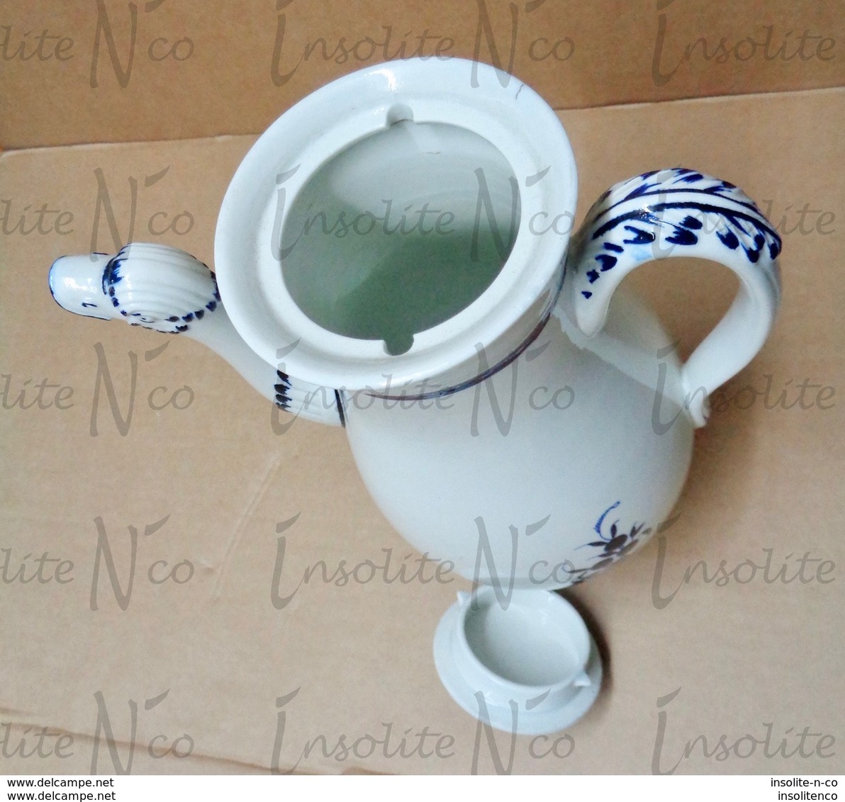 Très belle cafetière en porcelaine de Tournai décor à la mouche période 19ème siècle