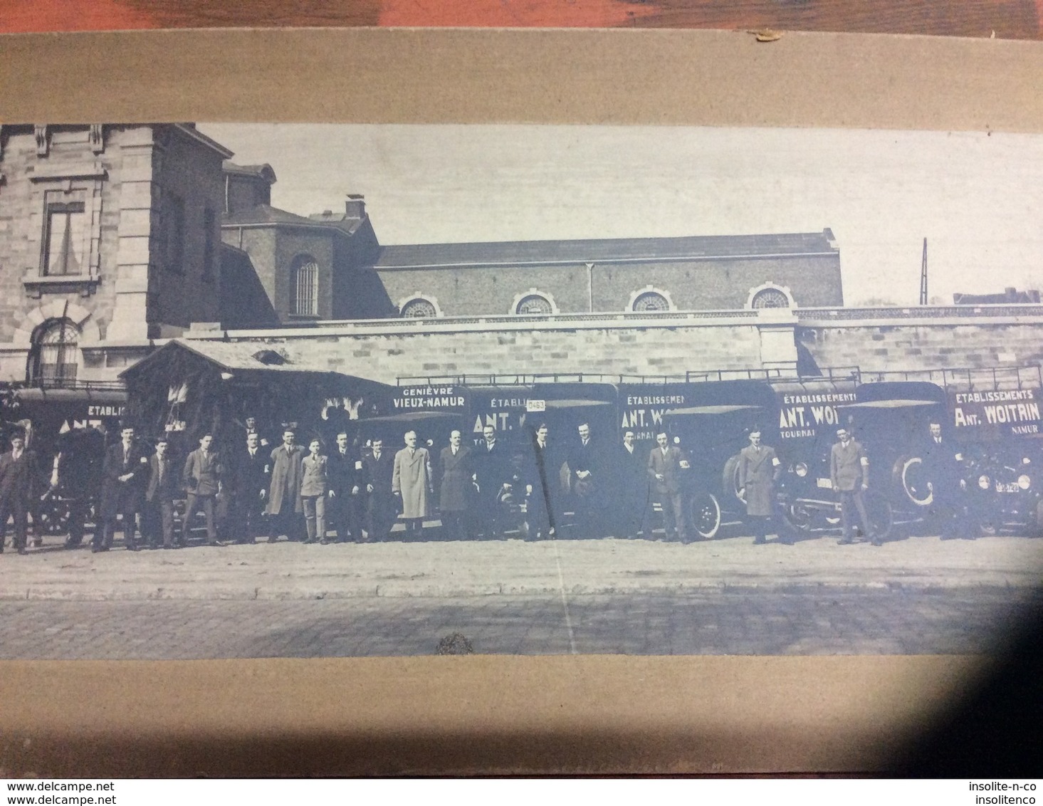 Rare Photographie Panoramique Véhicules Etablissements Antoine Woitrin Devant La Prison De Namur Début 1900 - Métiers