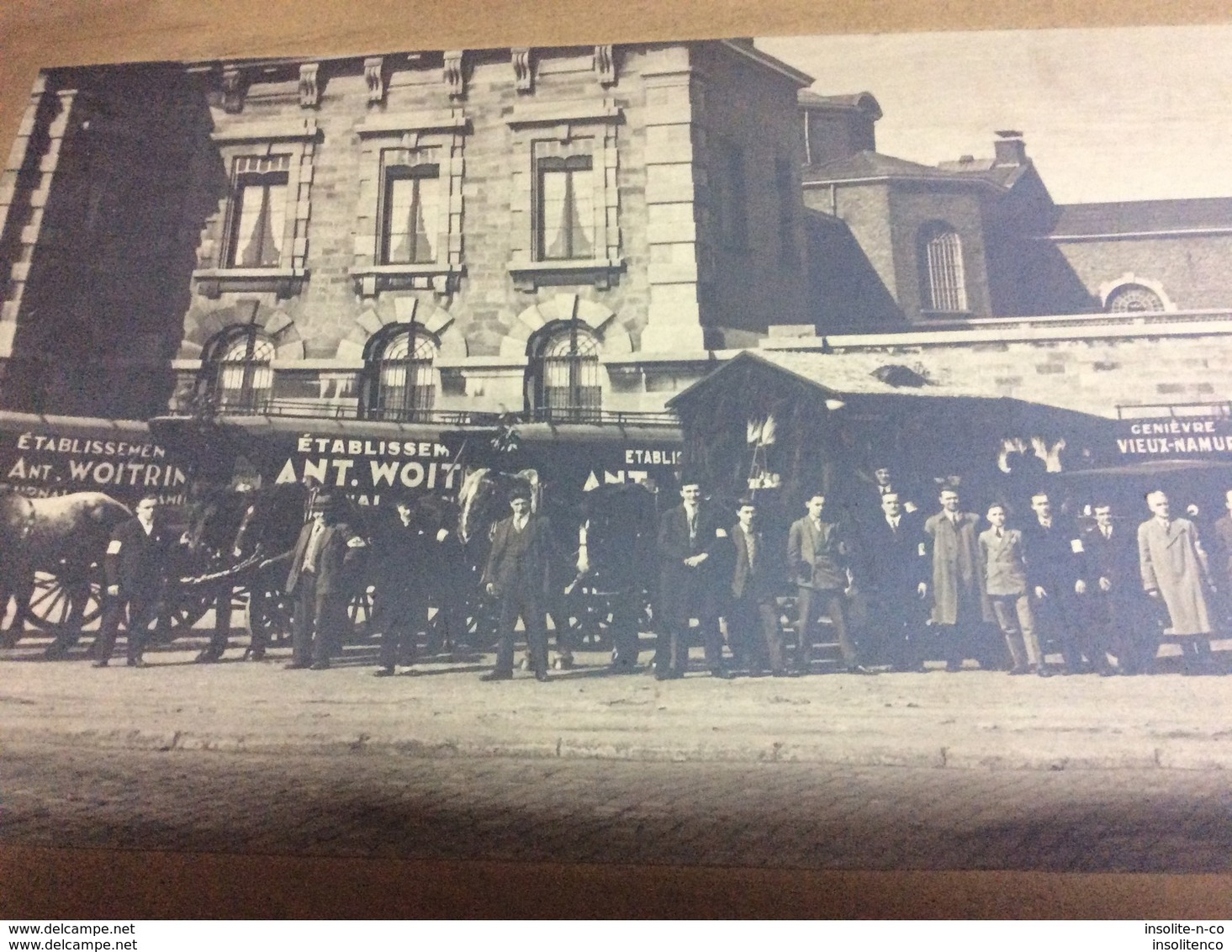 Rare photographie panoramique véhicules Etablissements Antoine Woitrin devant la prison de Namur début 1900