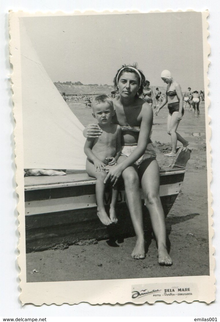 Photo Originale , SOUVENIR , Famme Et Enfant En Maillot De Bain , Dim. 6.0 X 9.0 Cm - Personas Anónimos