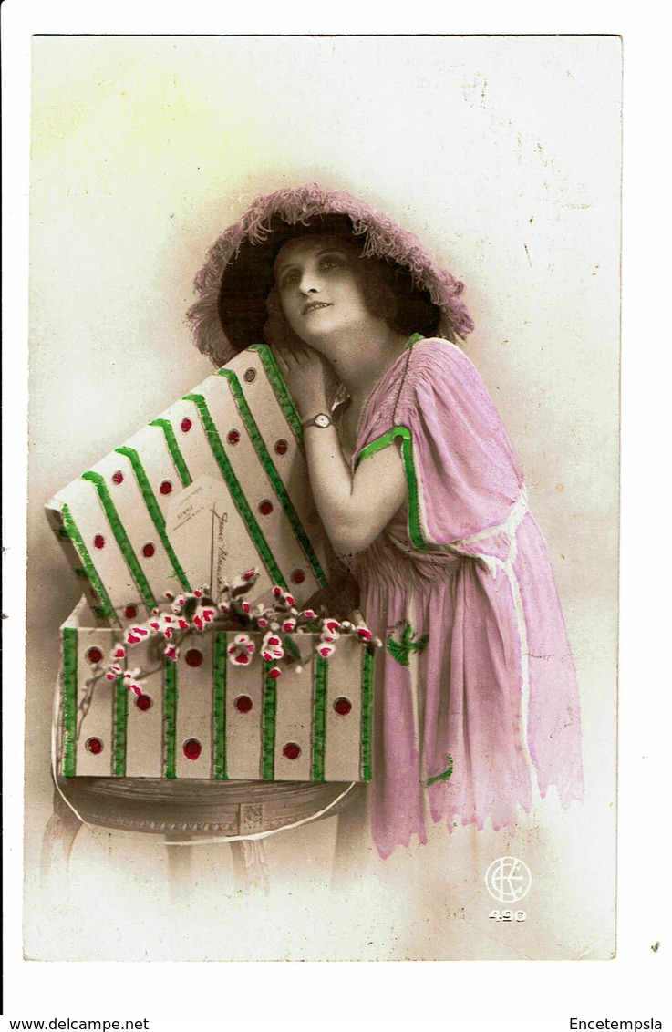 CPA - Carte Postale Pays Bas-Jeune Femme Avec Une Caisse Remplie De Fleurs VM4038 - Vrouwen