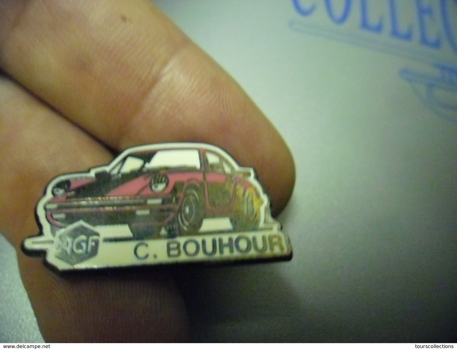 Pin's PORSCHE CARRERA 911 Rouge - AGF C. Bouhour  - AUTOMOBILE  - Auto @ 30 Mm X 15 Mm - Porsche