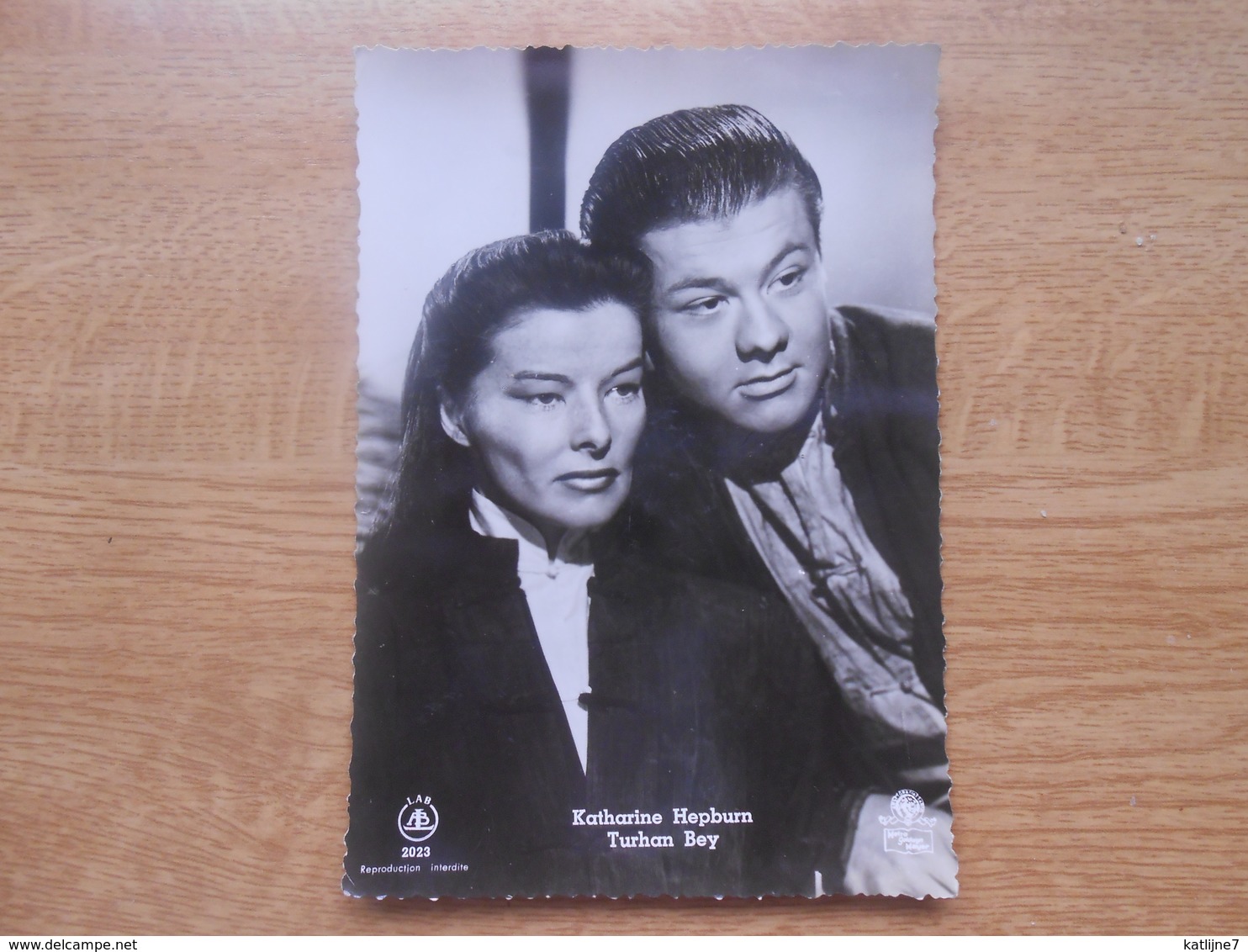 Carte Postale  10,5 X 14,5 Cm  Filmster Exclusiviteit L.A.B  Katharine Hepburn Et Turhan Bey In "Les Fils De Dragon" - Artisti