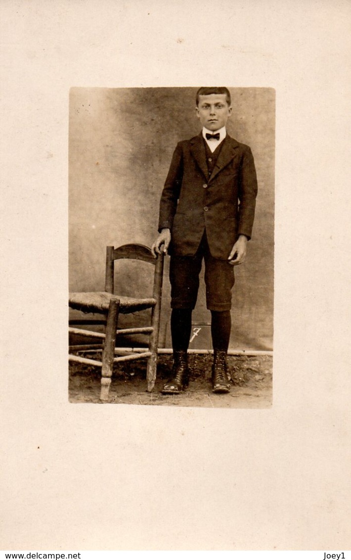 Photo Carte Jeune Homme Avec Chaise. - Anonyme Personen