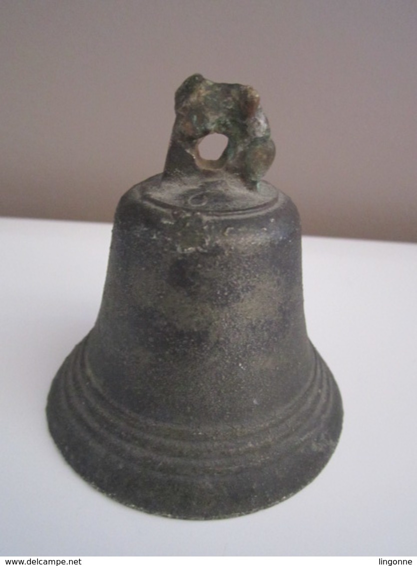 ANCIENNE ANTIQUE CLOCHE EN BRONZE N°6 - Hauteur = 7 Cm Diamètre = 7 Cm - Campanas