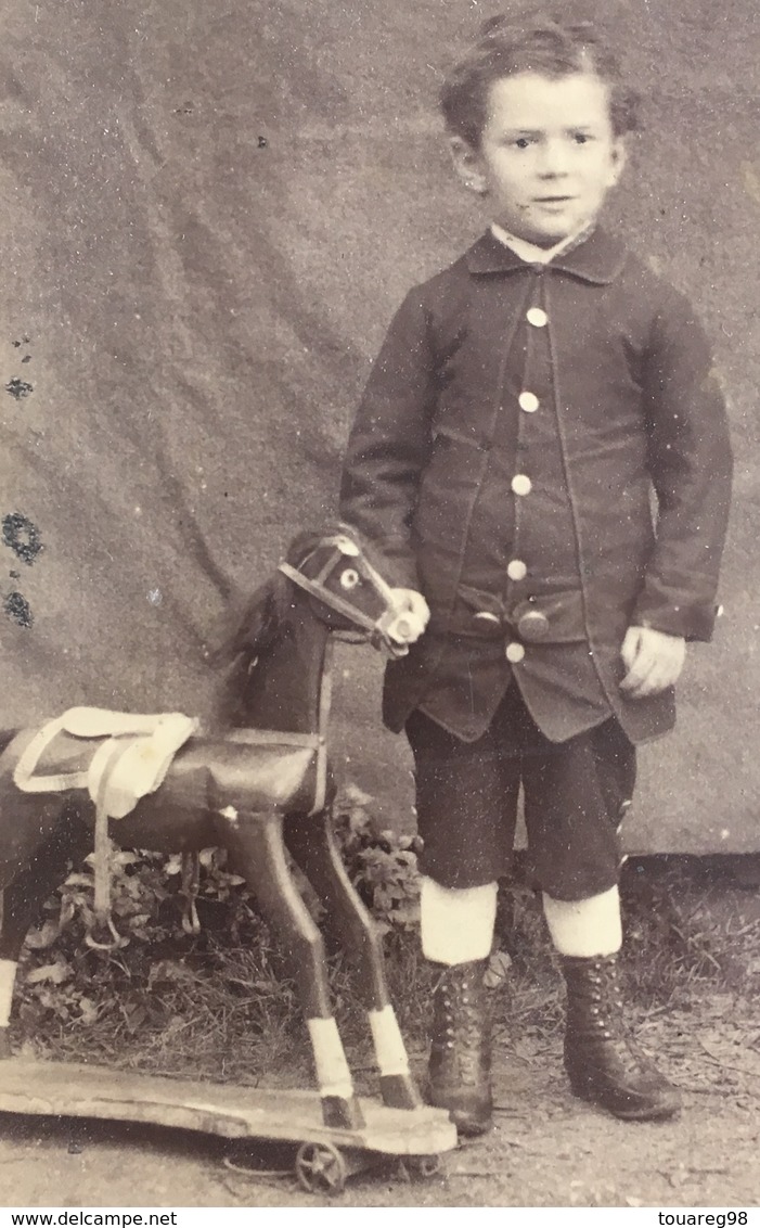 Cabinet. Enfant Avec Son Jouet. Cheval à Roulettes. Photographe Léon Duval à Bolbec. - Anciennes (Av. 1900)