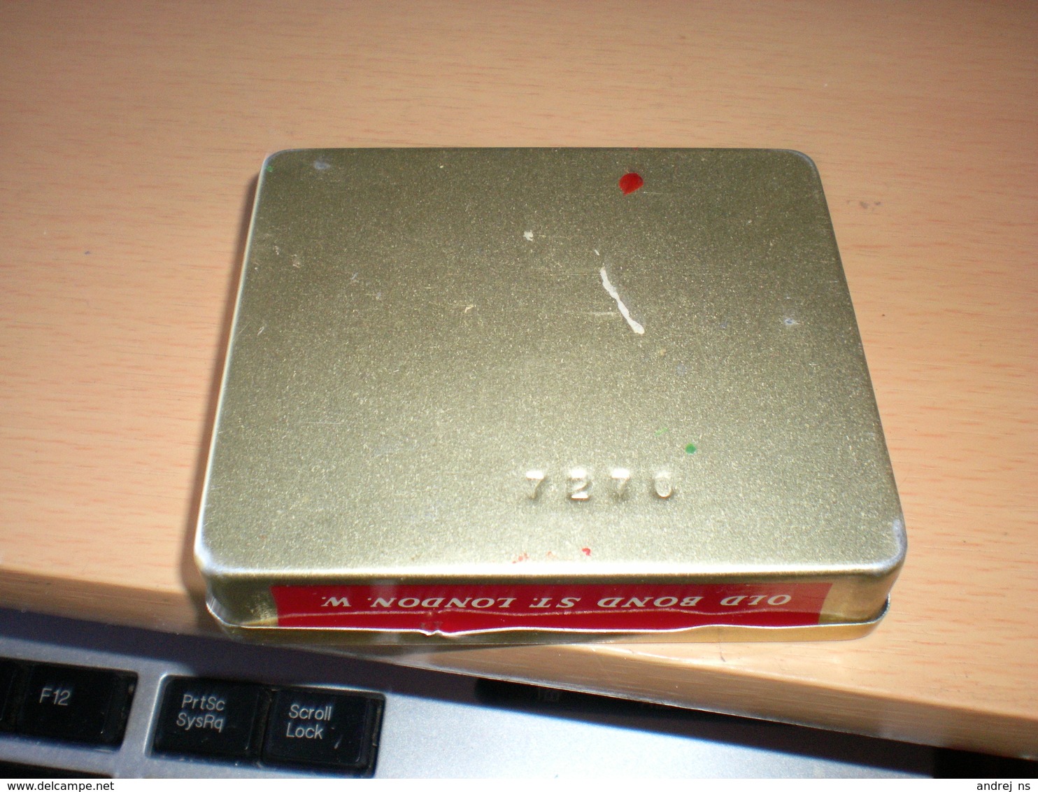 Old Tin Box Benson And Hedges Super Virginia Cigarette Old Bond St London W Qantas Empire Airways Australia S Ov Airline - Tabaksdozen (leeg)