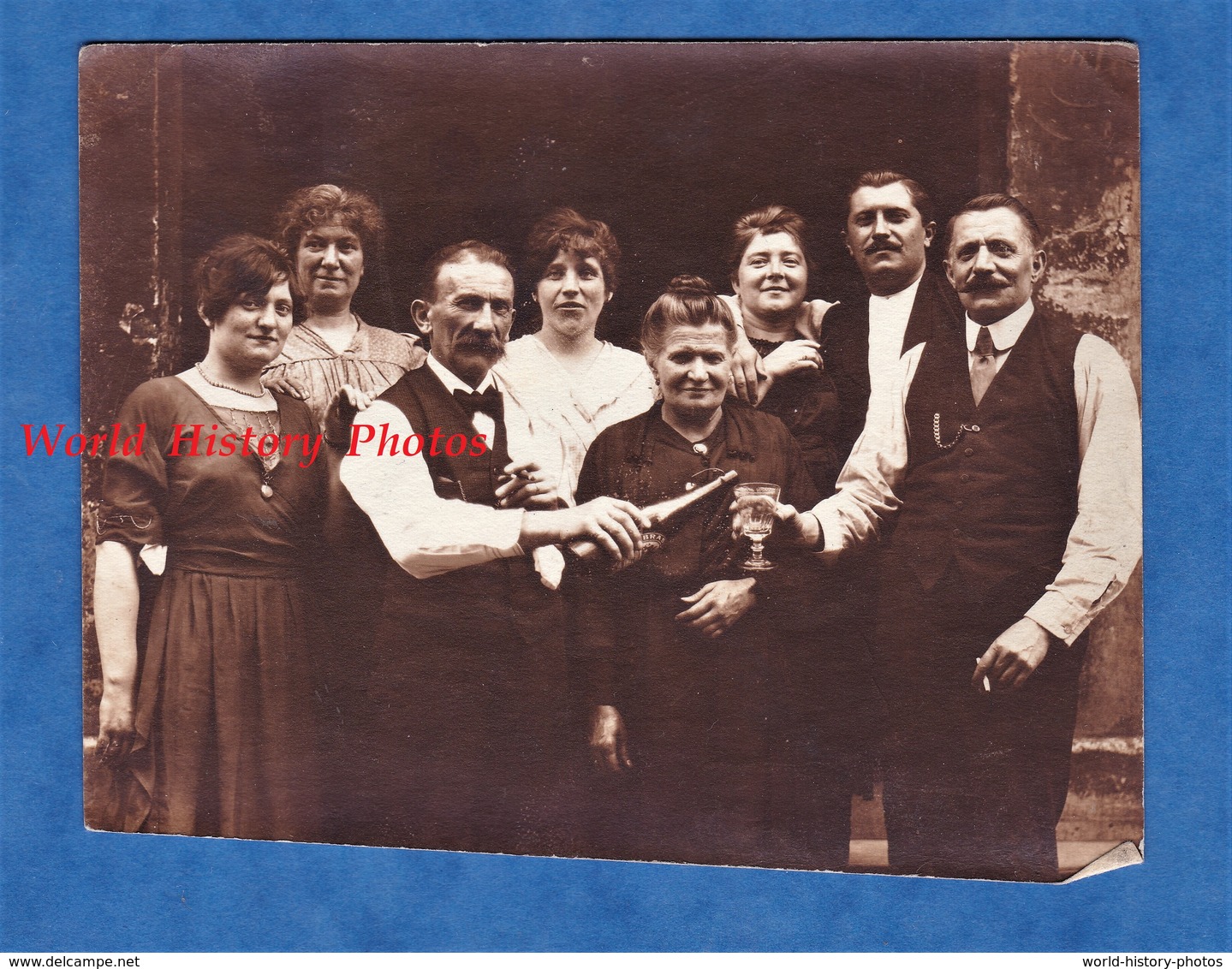 Photo Ancienne Snapshot - Beau Portrait D' Homme & Femme Autour D'un Verre - Serveur Bar Café Bouteille Vin Alcool - Métiers