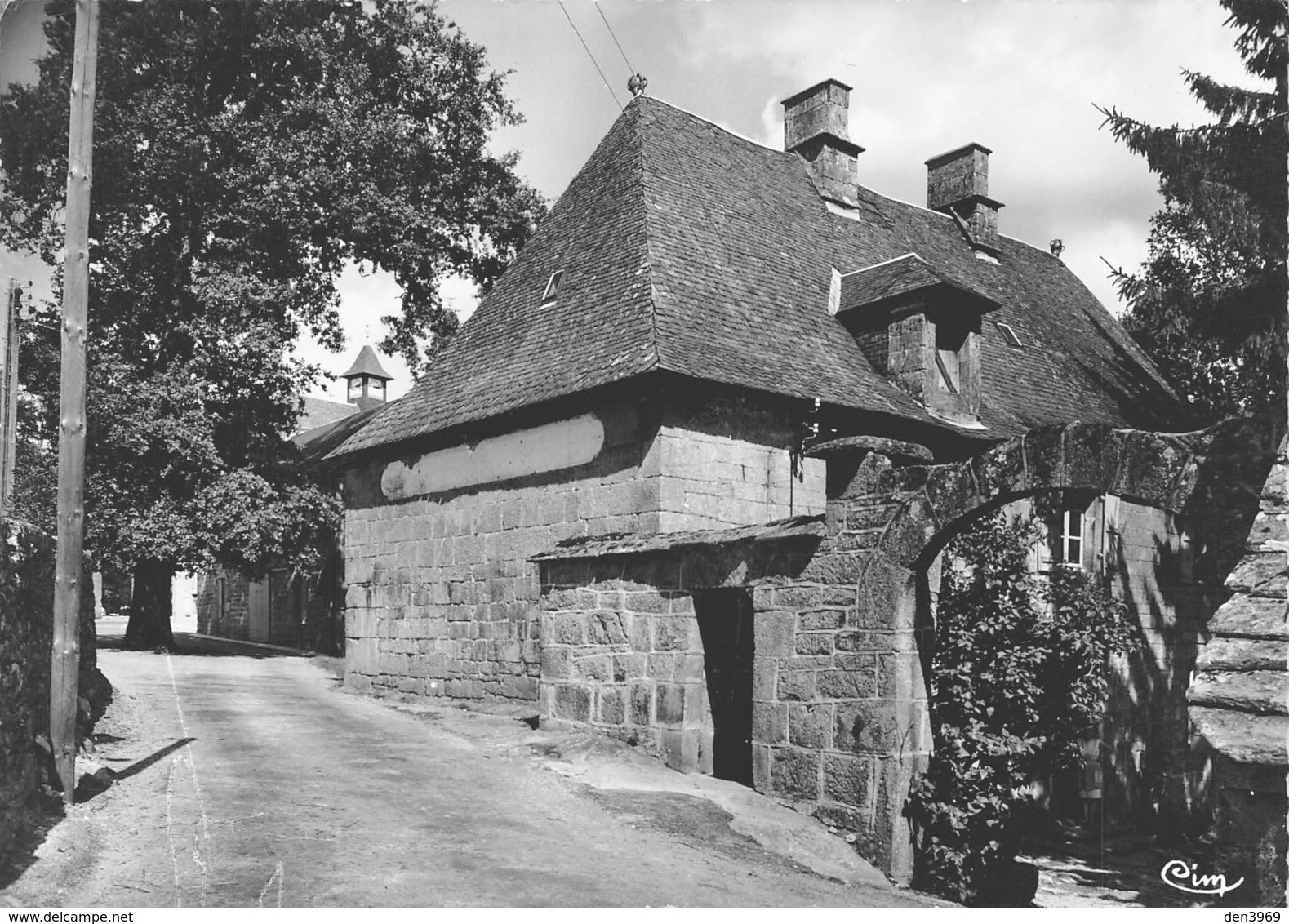 CHAUMEIL - Une Rue - Philatélie Cachet Hexagonal En Pointillés Gourdon-Murat - Autres & Non Classés