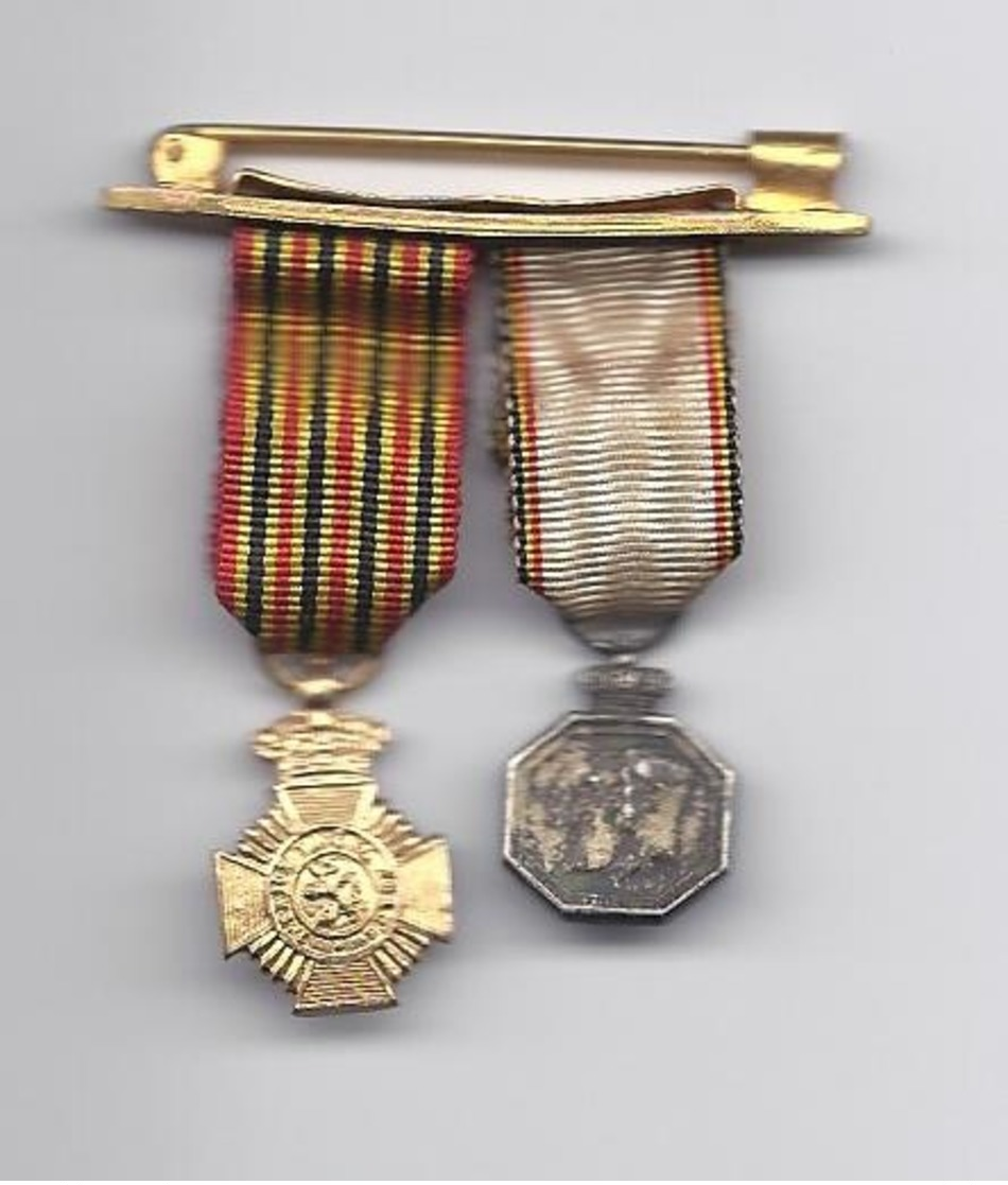 Militaria 2 X Médaille Miniature Médaille Commémorative Du Centenaire 1830-1930 MEDAILLE IN GOUDKLEUR MOEILIJK LEESBAAR - Belgium