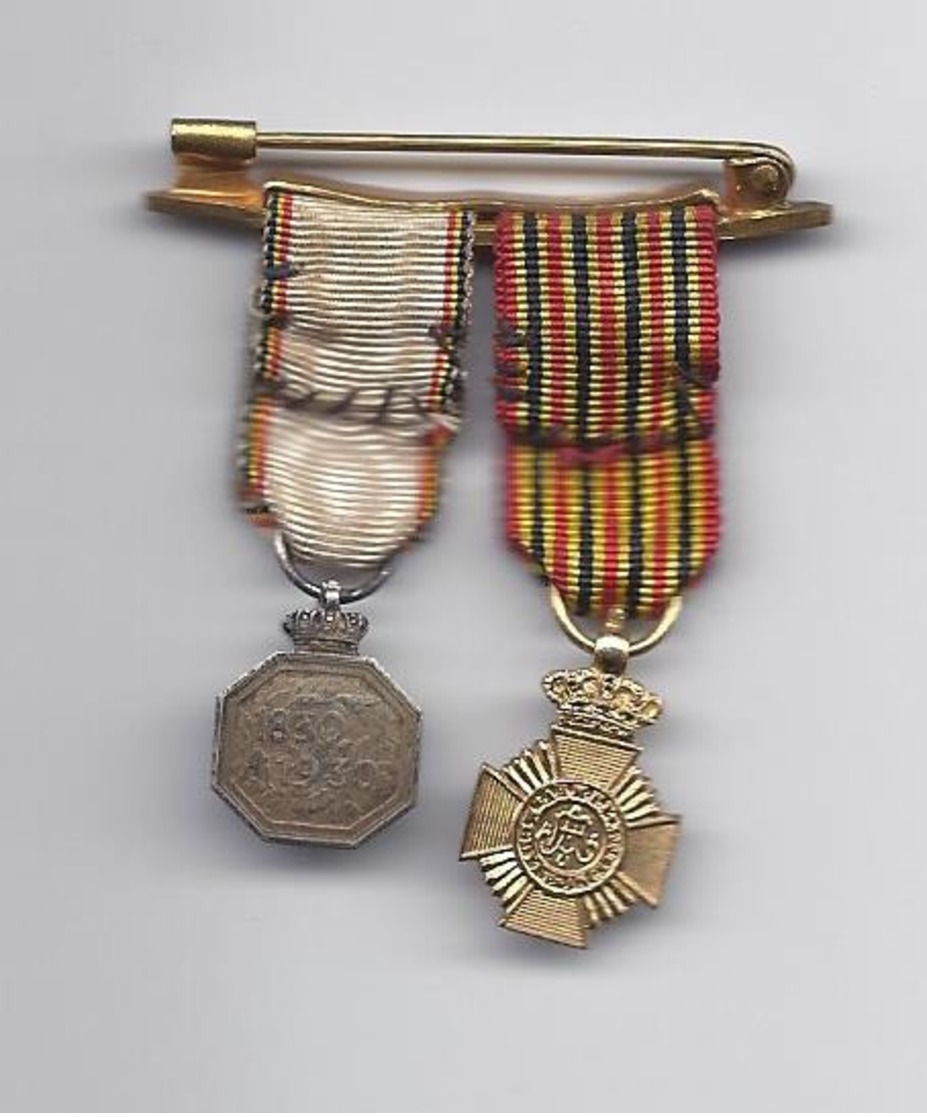 Militaria 2 X Médaille Miniature Médaille Commémorative Du Centenaire 1830-1930 MEDAILLE IN GOUDKLEUR MOEILIJK LEESBAAR - Belgium