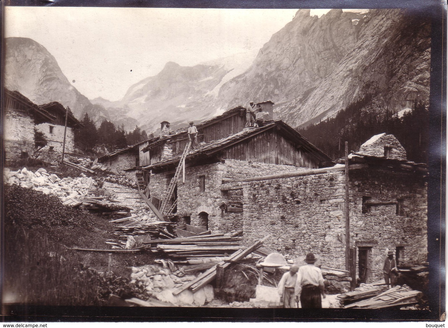 SAVOIE , HAUTE SAVOIE , ENVIRONS DE SIXT ?? - PHOTO NON SITUEE , METIERS DU BÂTIMENT - TRAVAUX , CHARPENTE ET TOIT - Lieux