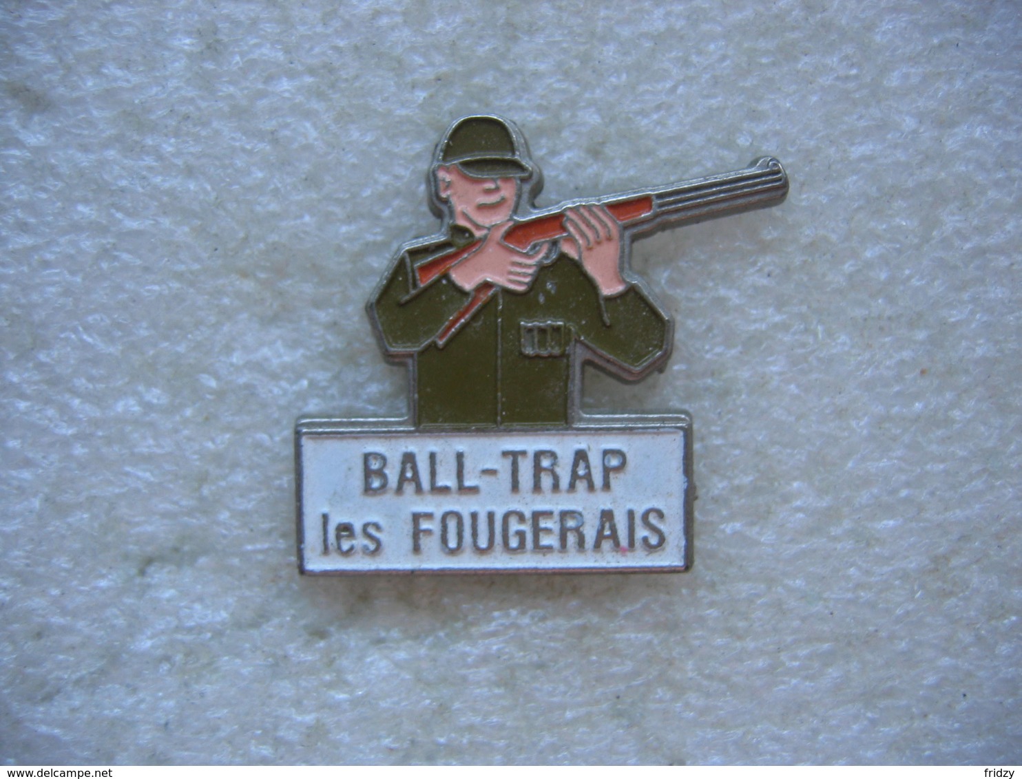 Pin's Du Ball-Trap  "Les Fougerais". Tir Au Fusil - Tir à L'Arc