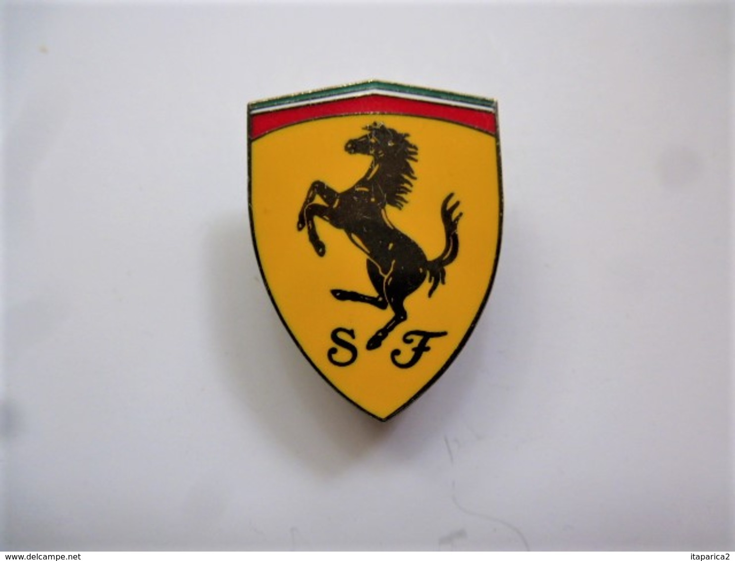 PINS AUTOMOBILE FERRARI LOGO Cheval Cabré  3 Cm X 2.2 Cm / Double Attache / 33NAT - Ferrari