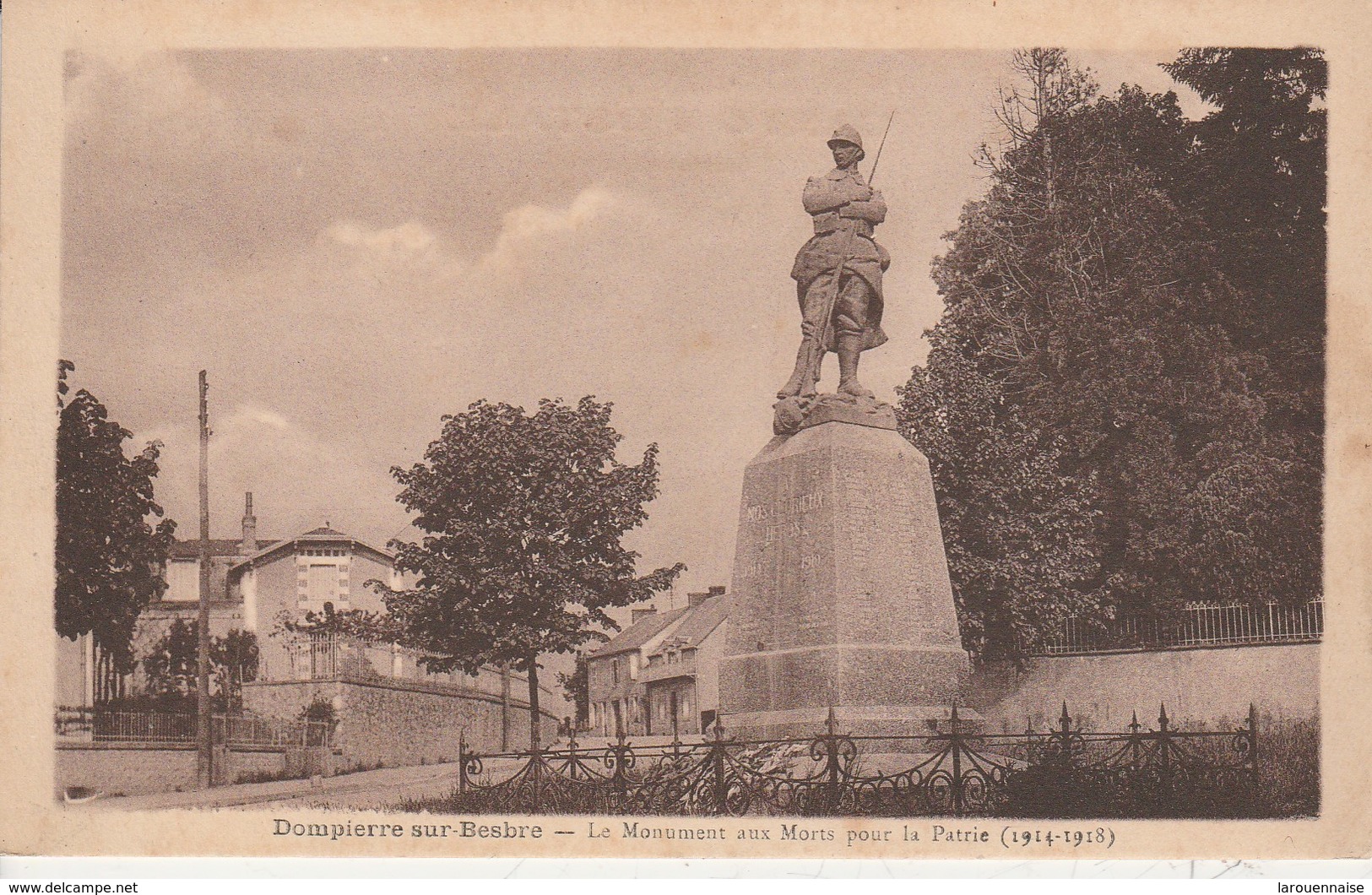 03 - DOMPIERRE SUR BESBRE - Le Monument Aux Morts Pour La Patrie - Autres & Non Classés