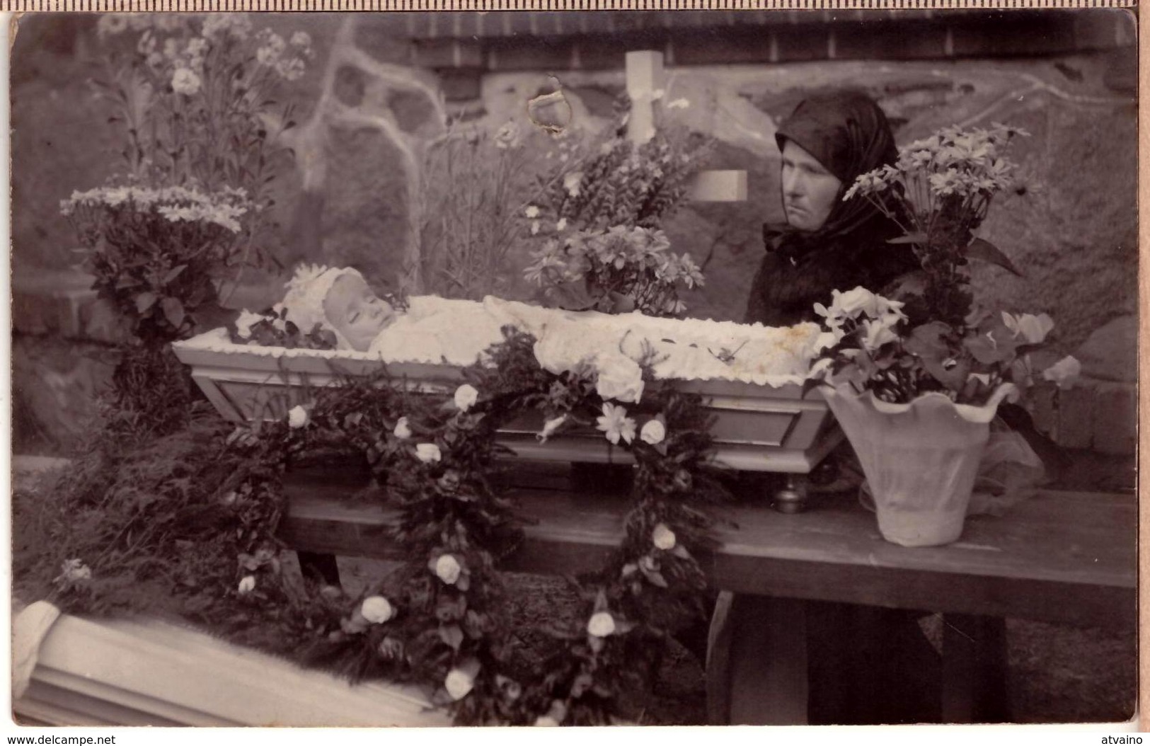 Antique Post Mor-tem Baby In Casket Vintage Funeral Photo Postcard 1920s - Fotografía