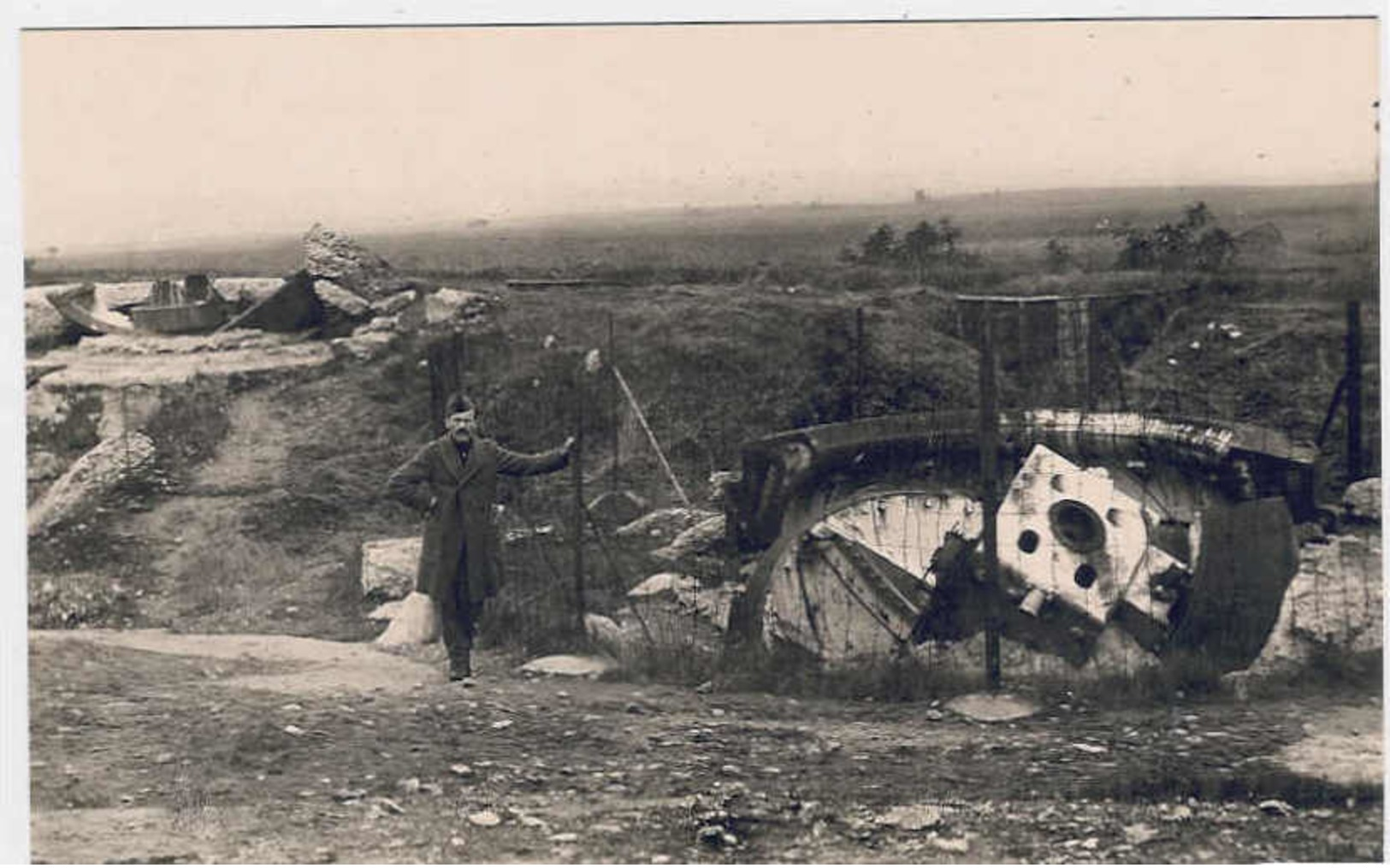 LONCIN  -  Le Fort -  A Droite Coupole Pour Obus De 21 Cm -  A Gauche Coupole Pour Un Canon De 5.7 Cm. - Oorlog 1914-18