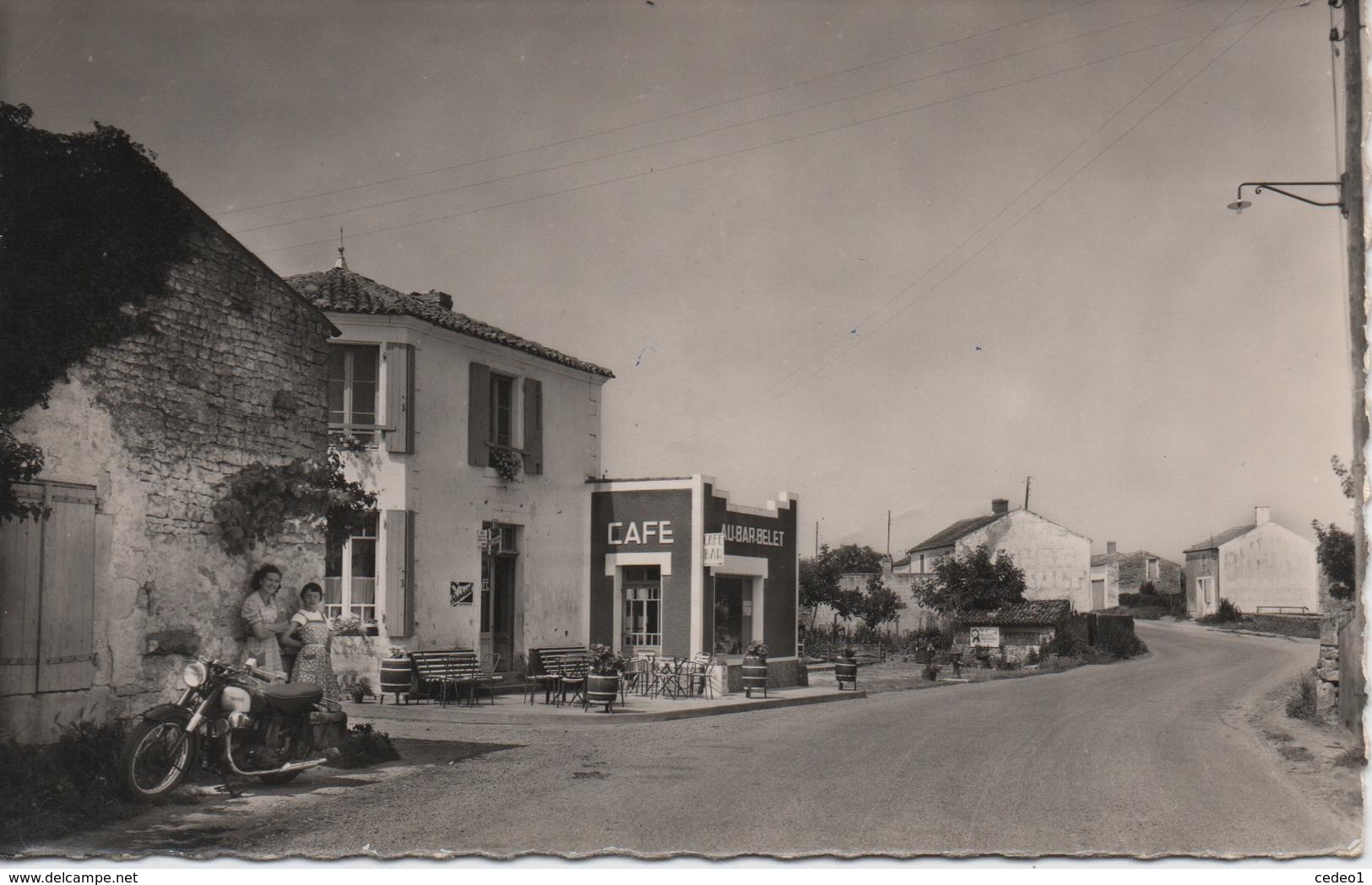 CHEVRETTE  RUE CENTRALE  AVEC UNE MOTO - Andere & Zonder Classificatie