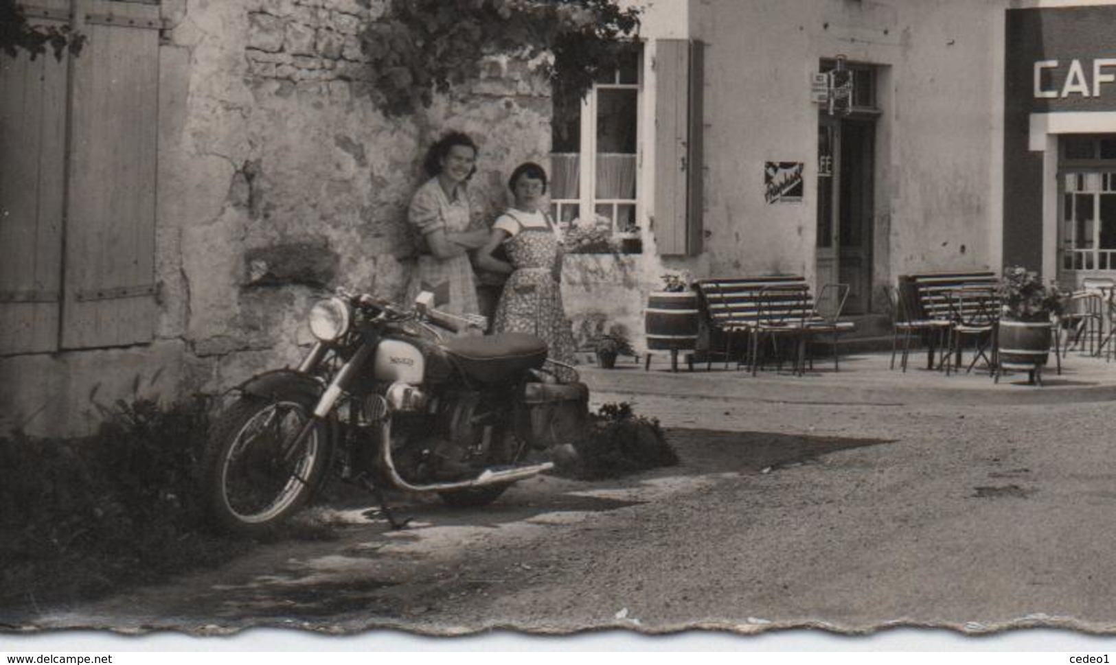 CHEVRETTE  RUE CENTRALE  AVEC UNE MOTO - Andere & Zonder Classificatie