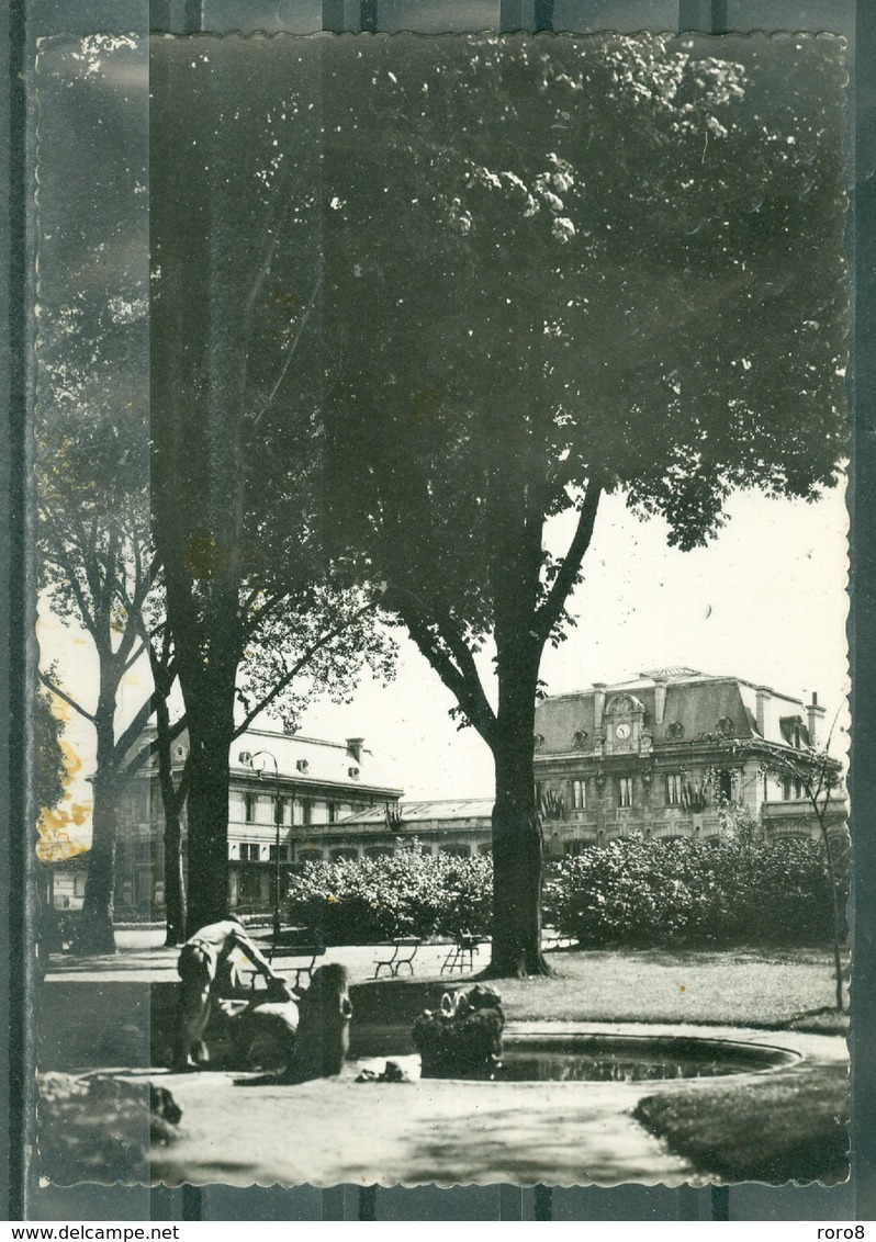 08 - CHARLEVILLE - Le Jardin Place De La Gare (trace De Colle Sur Le Coté Gauche) - Charleville