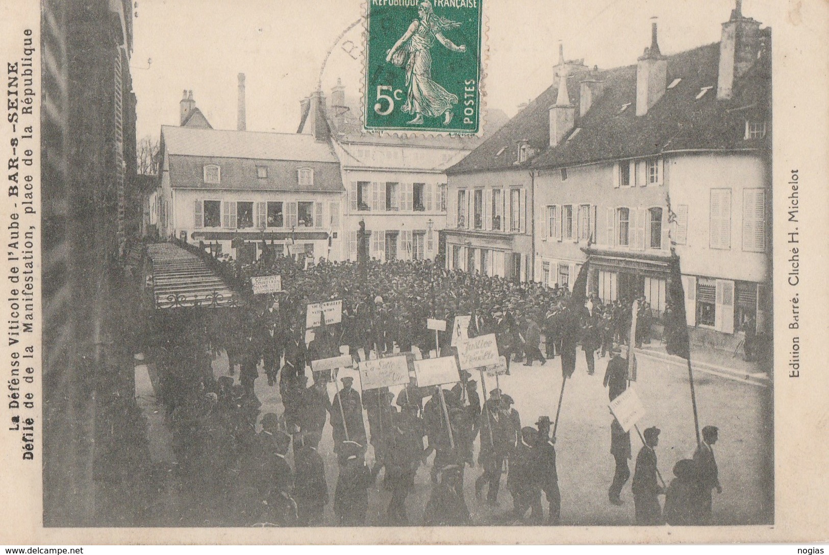 1911 - LA DEFENSE VITICOLE DE L'AUBE - A BAR SUR SEINE, LE DEFILE DE LA MANIFESTATION  PLACE DE LA REPUBLIQUE - TOP !!! - Bar-sur-Seine