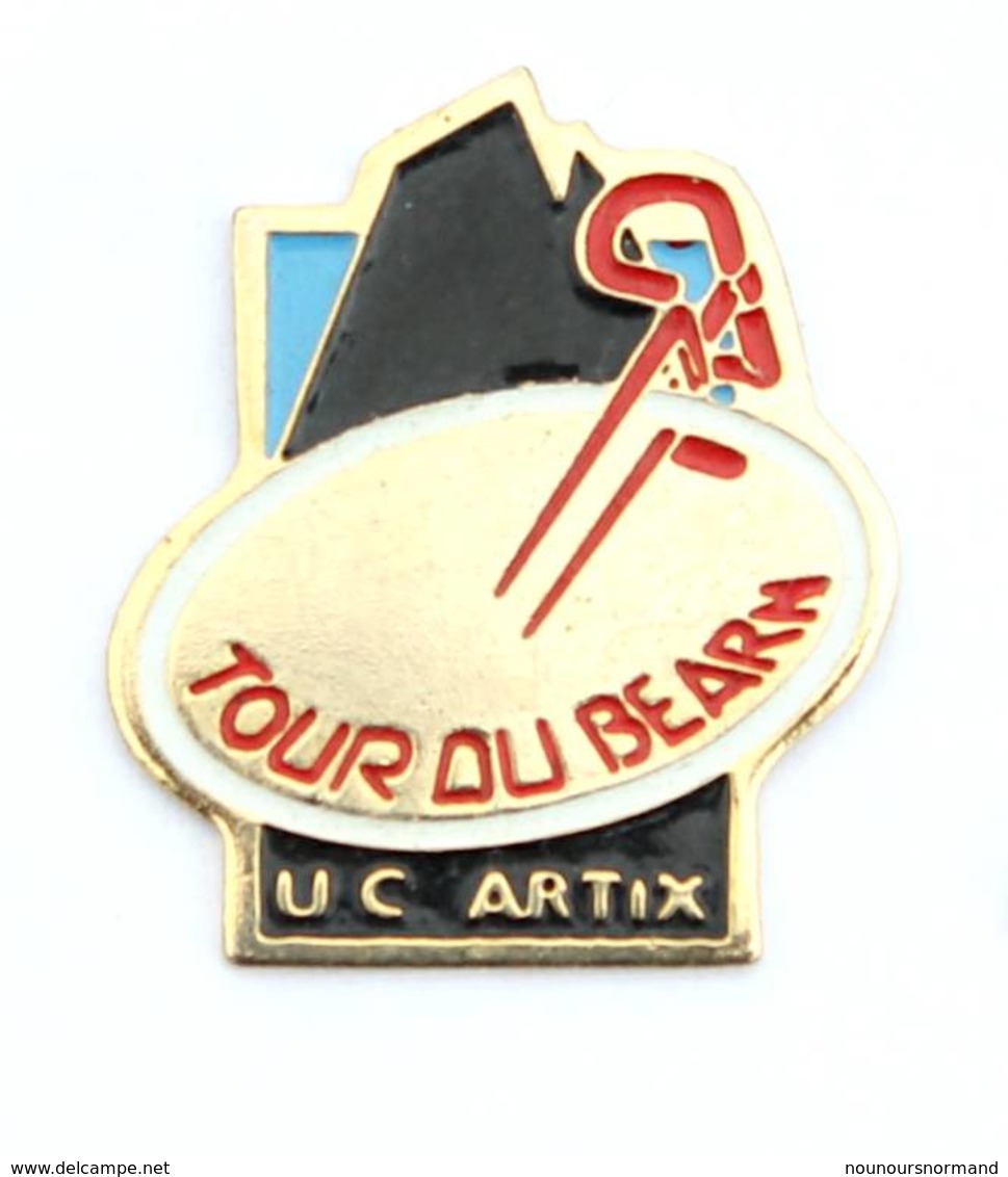 Pin's UC ARTIX (64) - TOUR DU BEARN - Roue De Vélo Sur Fond De Montagne - I392 - Ciclismo