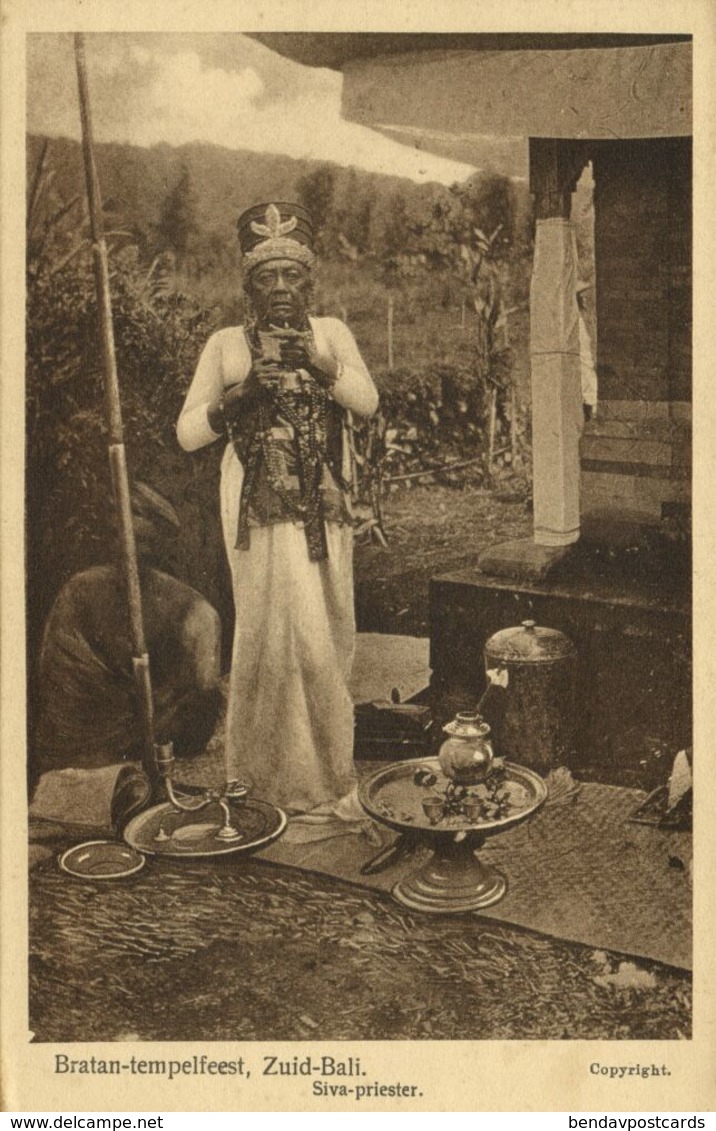 Indonesia, BALI, Bratan Temple Ceremony, Siva Priest (1920s) Postcard - Indonesia