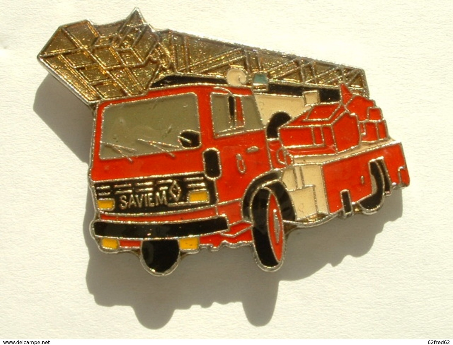 Pin's CAMION DE POMPIER SAVIEM - Pompiers