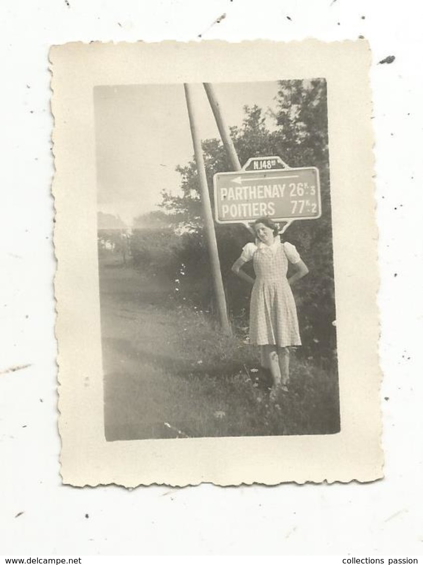 Photographie ,  Femme ,1941 , N. 148 ,PARTHENAY 26k.3 ,  POITIERS 77k.2  ,  70 X50 Mm - Personnes Anonymes