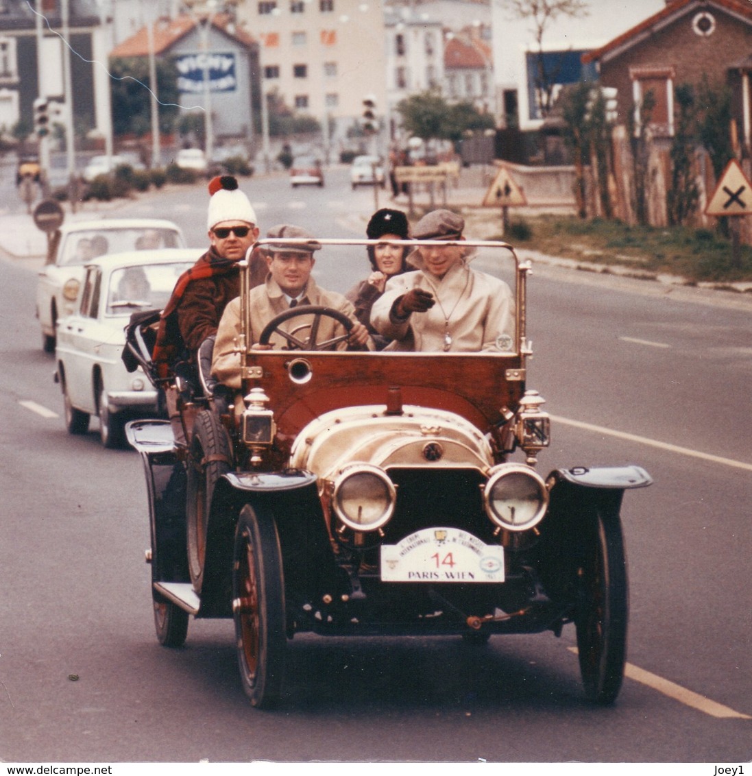 Photo Années 60,vieux Tacot Dans La Rue Rallye Paris Wien(autriche) - Automobile