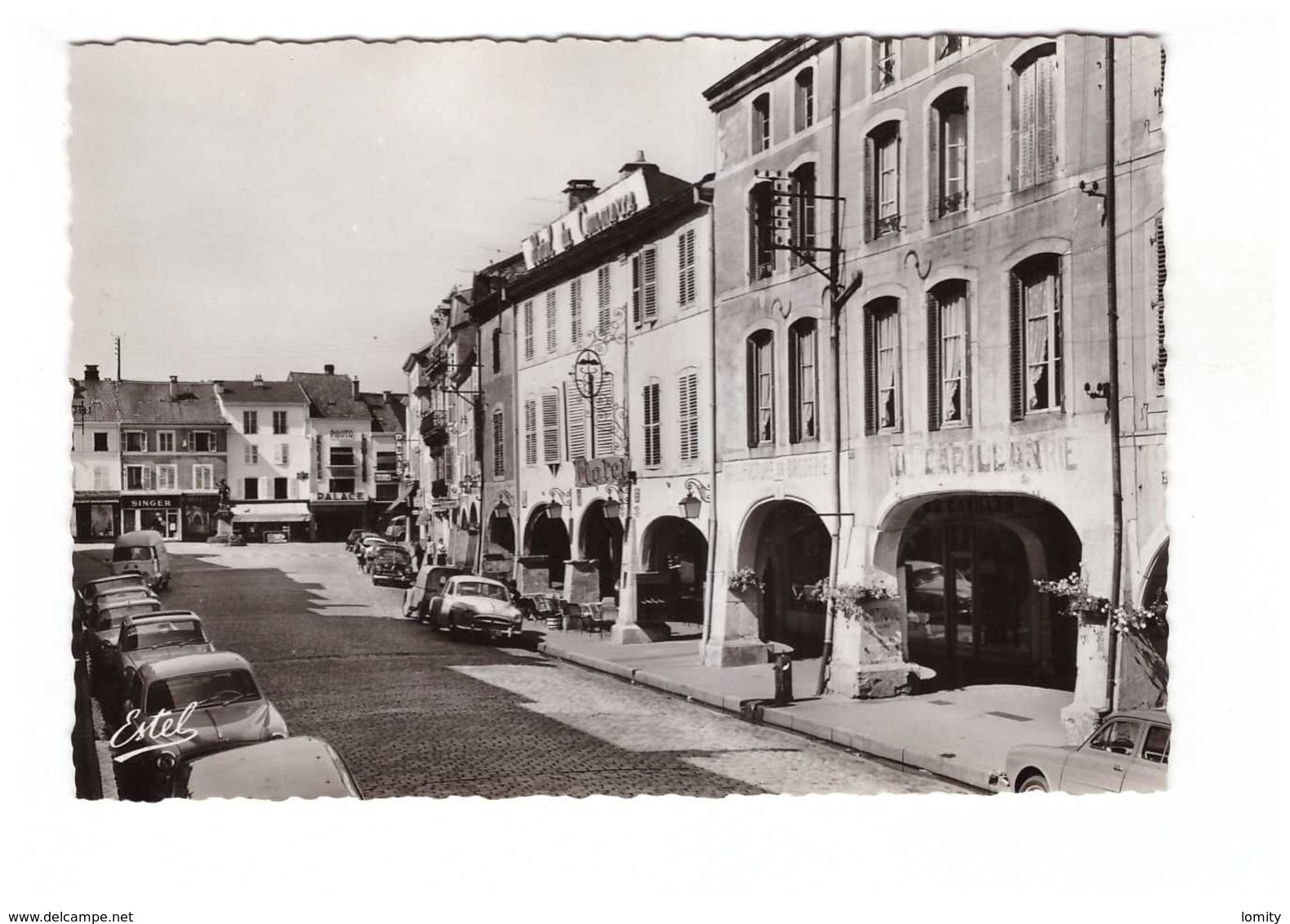 88 Remiremont La Grand Grande Rue Et Ses Arcades CPSM GF Edit Estel N°7366 Vieille Voiture Auto Hotel Du Commerce - Remiremont