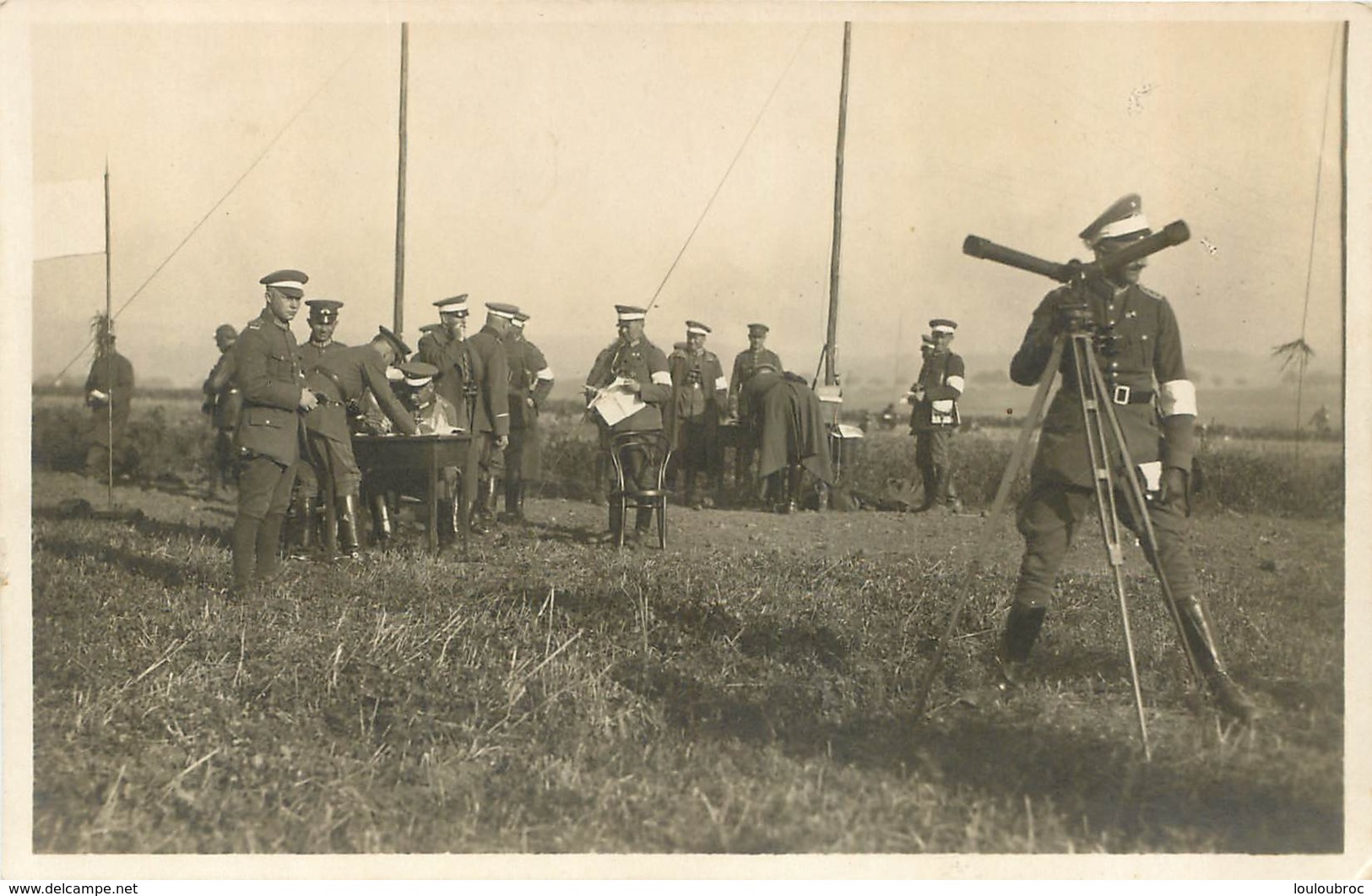 CARTE PHOTO ALLEMANDE GROUPE DE SOLDATS ALLEMANDS EN OBSERVATION - Guerre 1914-18