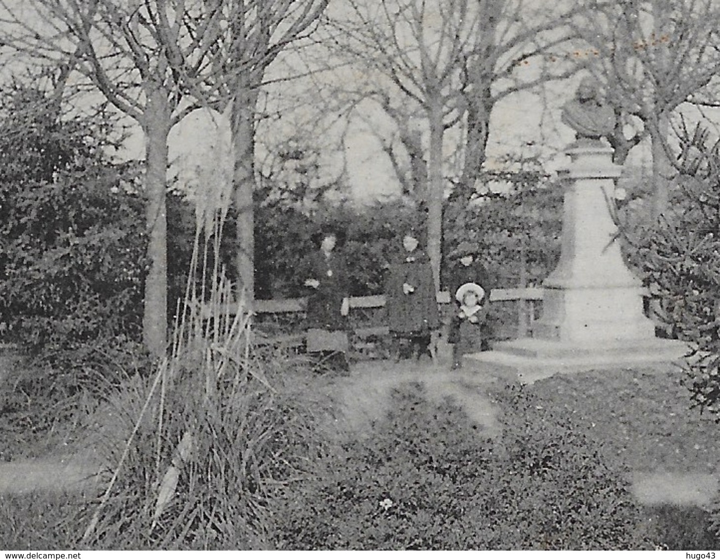 LORIENT - N° 208 - LE SQUARE BODELIO AVEC PERSONNAGES - CPA VOYAGEE - Lorient