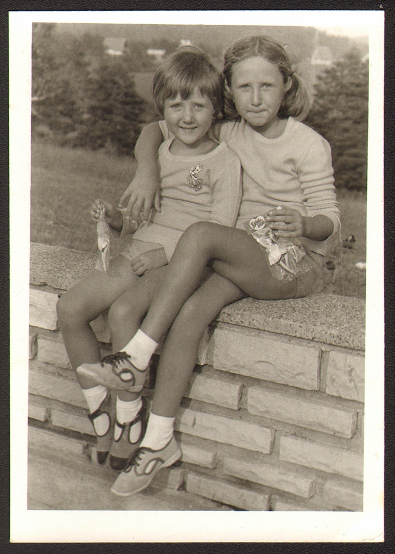 Children Two Cute Girl  Outside  Old Photo 8x11 Cm #28697 - Persone Anonimi