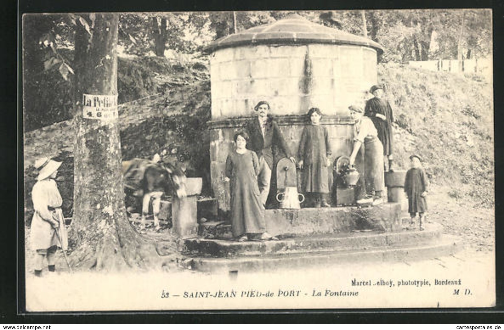 CPA Saint-Jean Pied -de-Port, Personnes Devant La Fontaine - Saint Jean Pied De Port