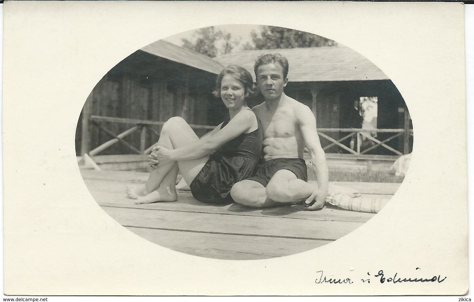 Photo - POSTCARD ( 13.5 Cm / 8.5 Cm ) Couples On The Beach .costume Da Bagno. Austria 1927 - Persone Anonimi