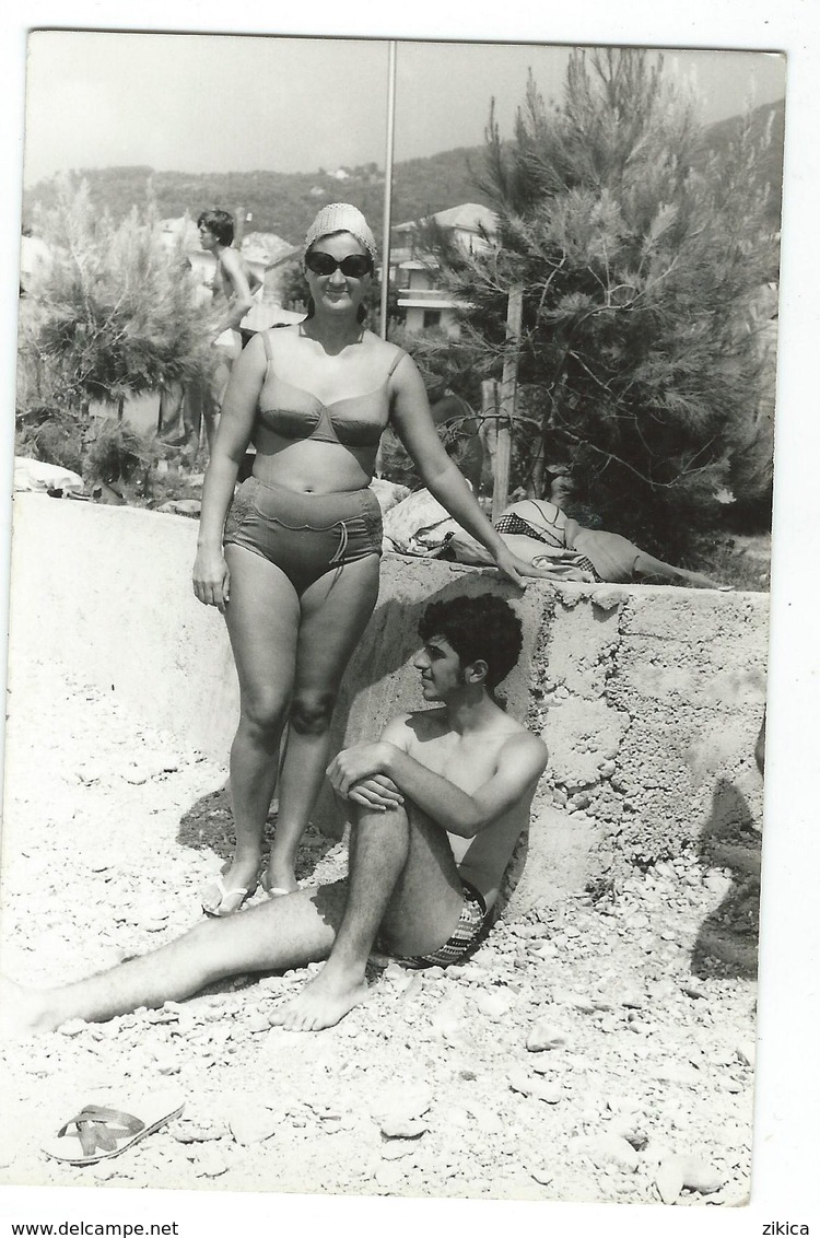 Photo - POSTCARD ( 13.5 Cm / 9 Cm ) Couple On The Beach .costume Da Bagno. Herceg Novi - Persone Anonimi