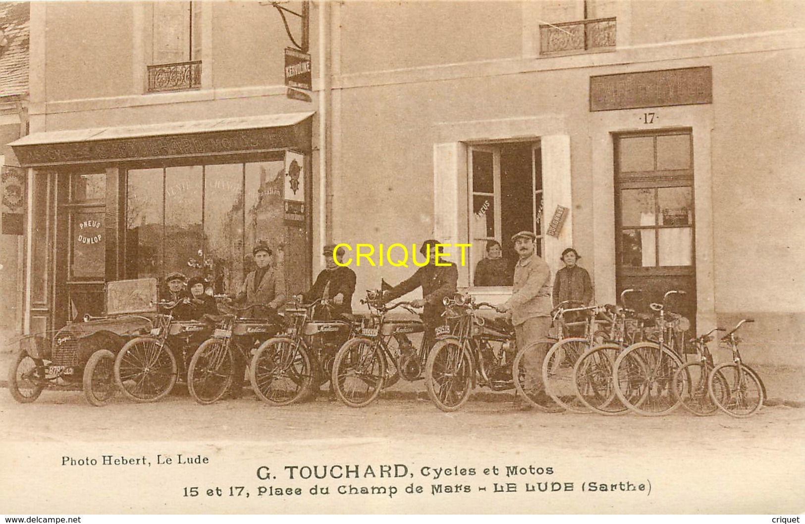 72 Le Lude, Magasin Cycles Et Motos Touchard, Animation Avec Le Personnel, Vieux Tacot... Superbe - Other & Unclassified