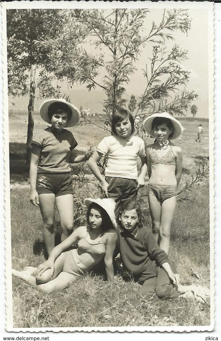 Photo - POSTCARD ( 13.5 Cm / 8.5 Cm ) Children On The Beach .costume Da Bagno - Personnes Anonymes