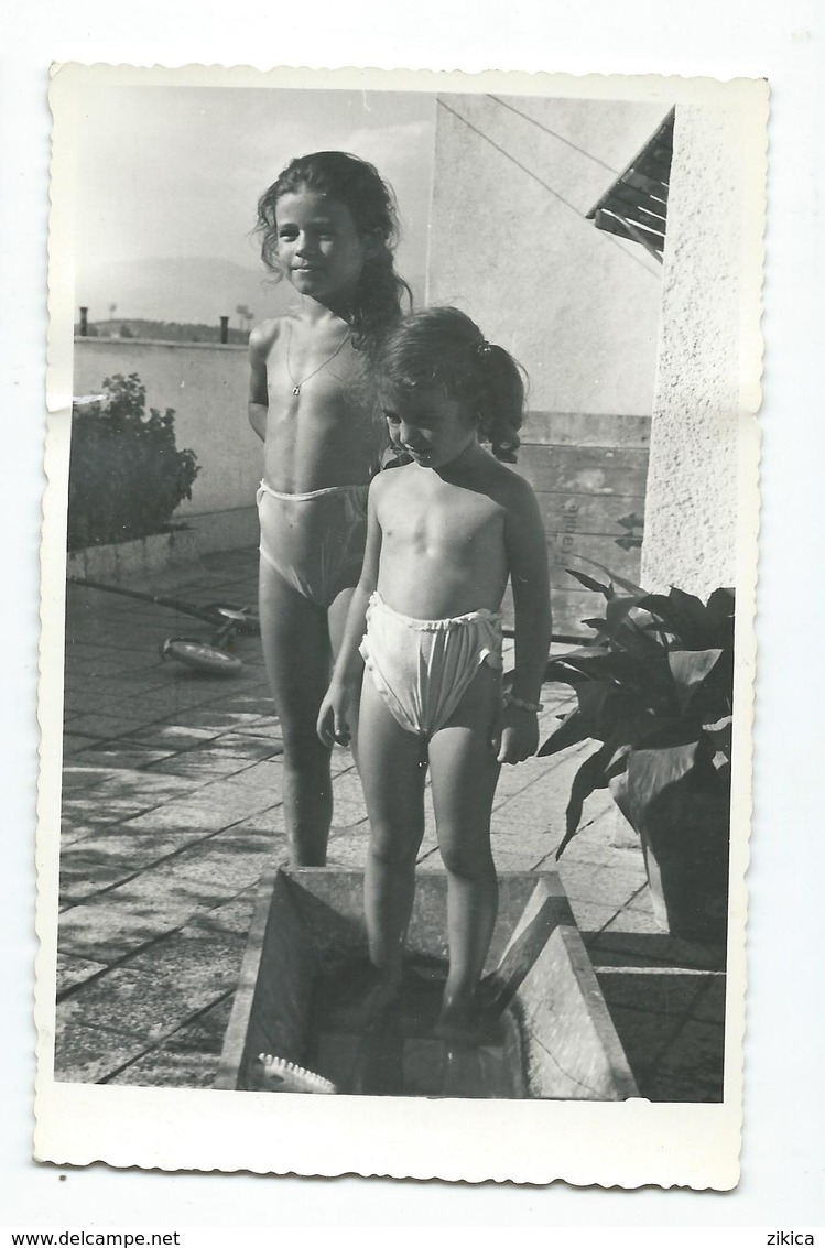 Photo - POSTCARD ( 14 Cm / 9 Cm ) Children On The Beach .costume Da Bagno. - Anonieme Personen