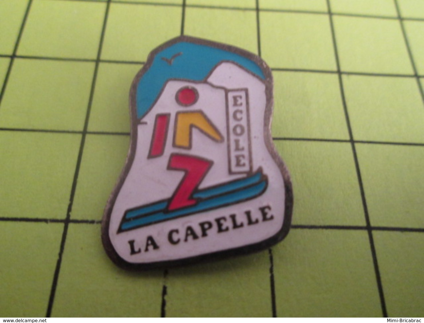 910d Pin's Pins / Beau Et Rare : THEME ADMINISTRATIONS / ECOLE LA CAPELLE MONTAGNE SKI SPORTS D'HIVER - Administrations