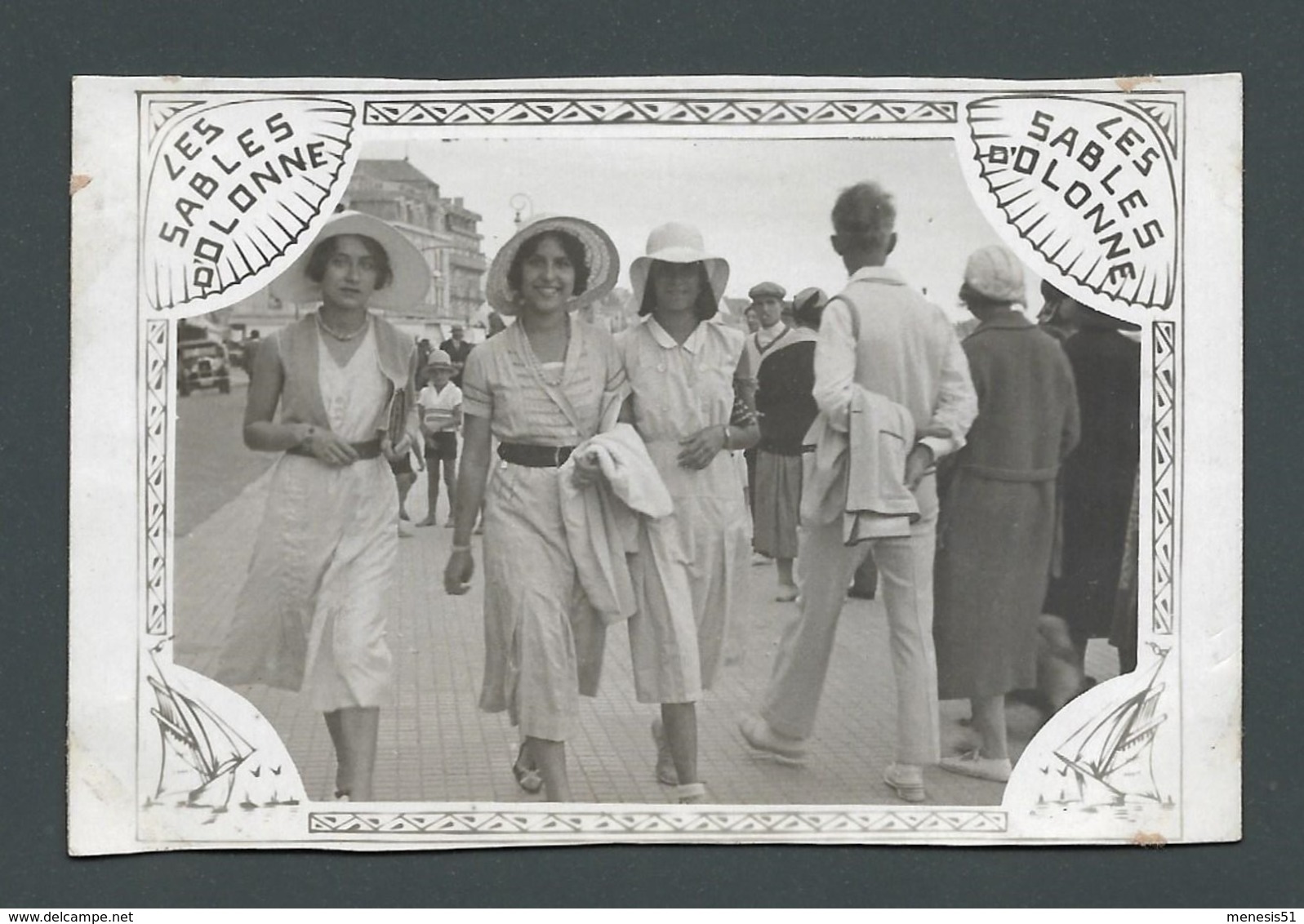 Photo Ancienne FILMEUR DE RUE - Trois Belles Jeunes FEMMES PIN UP Marchant Sur Le Remblai SABLES D'OLONNE 1931 - Personas Anónimos