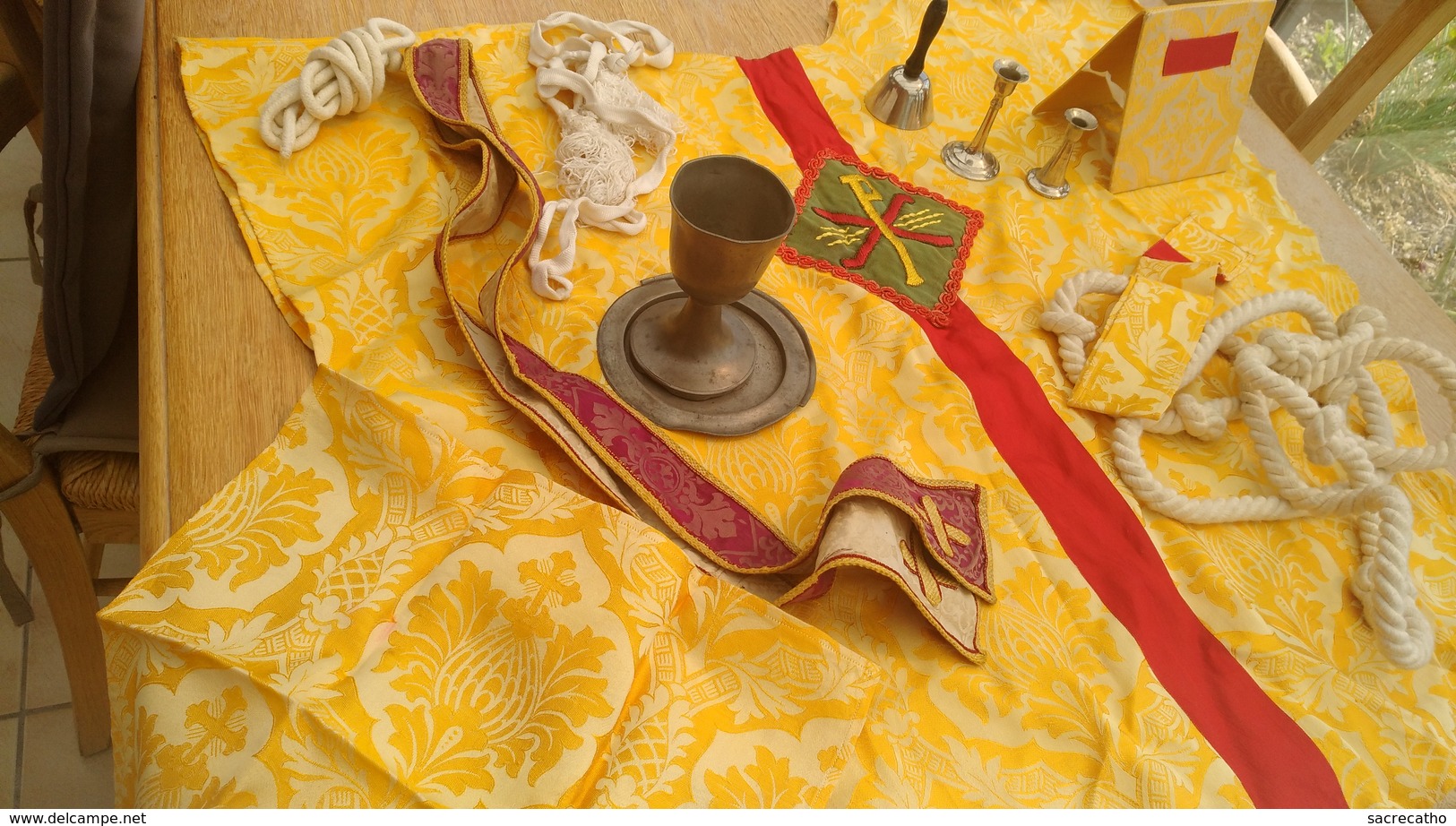 Objets Liturgiques En Réduction. Calice, Chasuble, Manipule, Bourse, Corporal, Etc... - Jouets Anciens