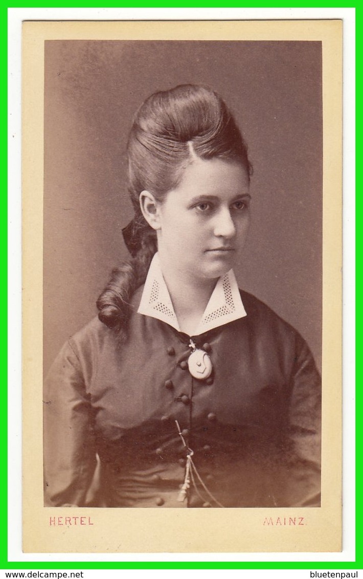 CDV Photografie: Hertel, Mainz - Portrait Einer Bildschönen Jungen Dame Mit Zeittypischer Frisur #0145 - Anciennes (Av. 1900)