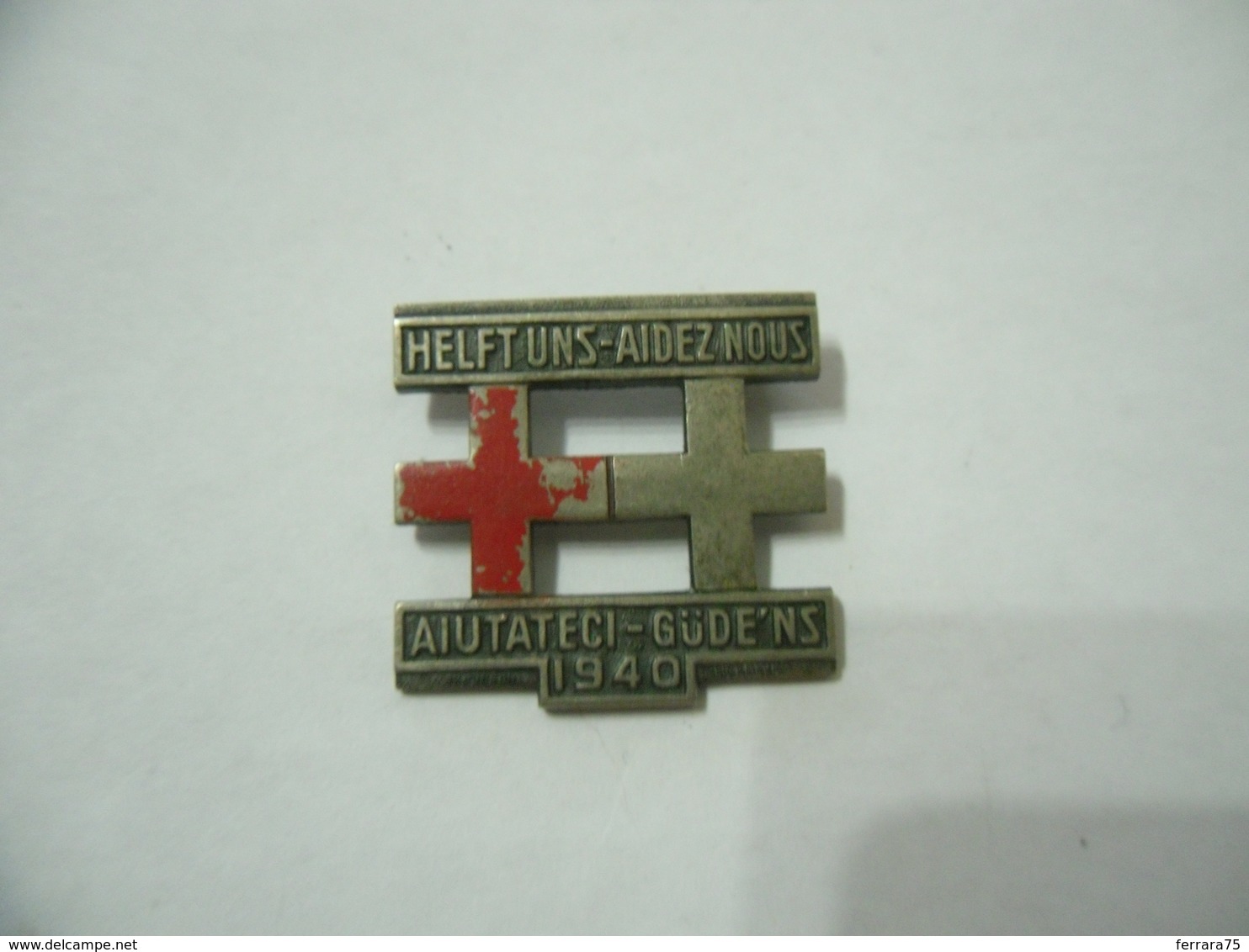 Pin Badge Croce Rossa Red Cross Croix Rouge 1940 HELFT UNS AIUTATECI AIDEZ NOUS - Altri & Non Classificati