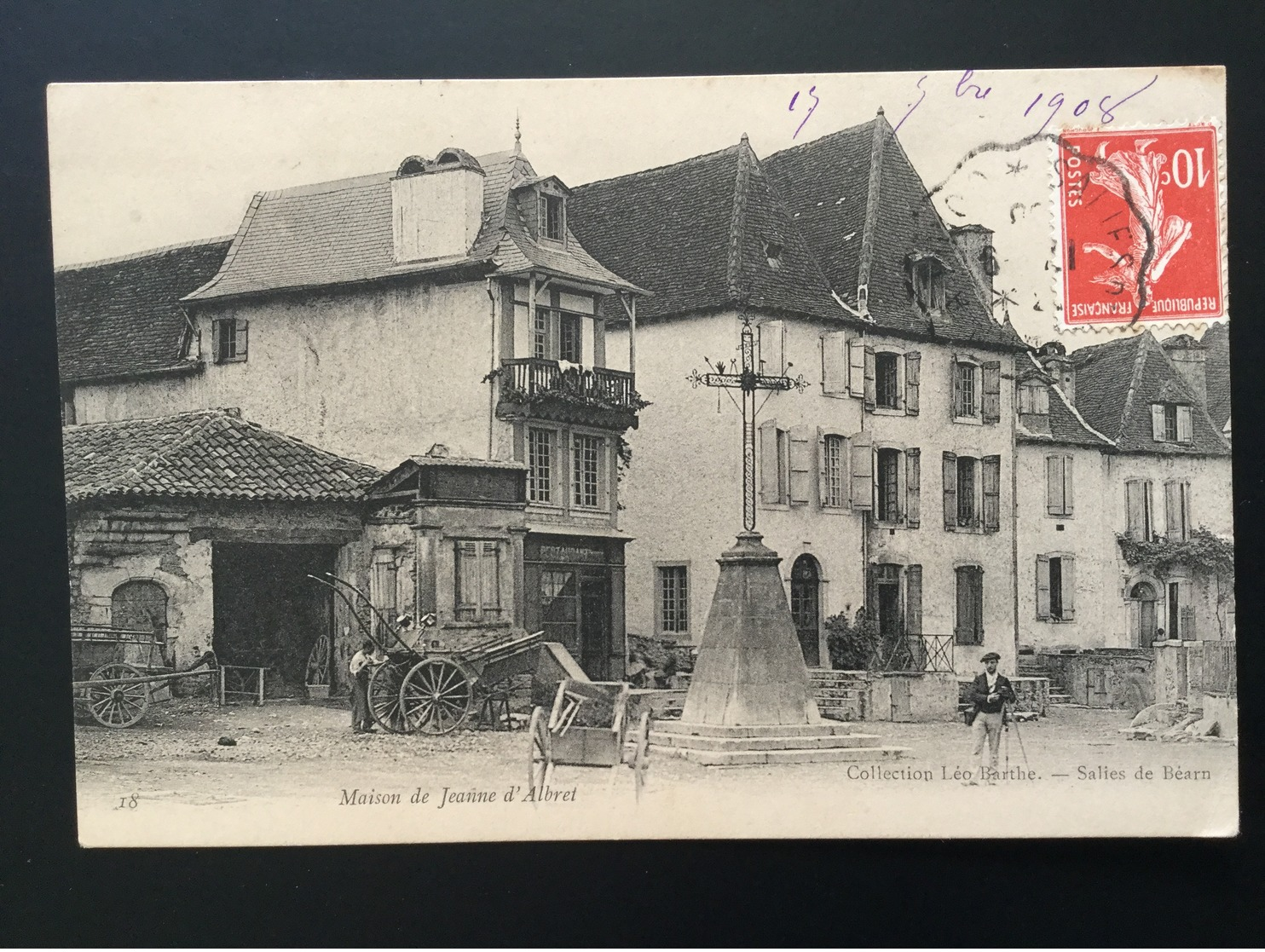 CPA 1908 Réparation De Charrettes Et Photographe Posant Devant Maison De Jeanne D’Albret - Autres & Non Classés