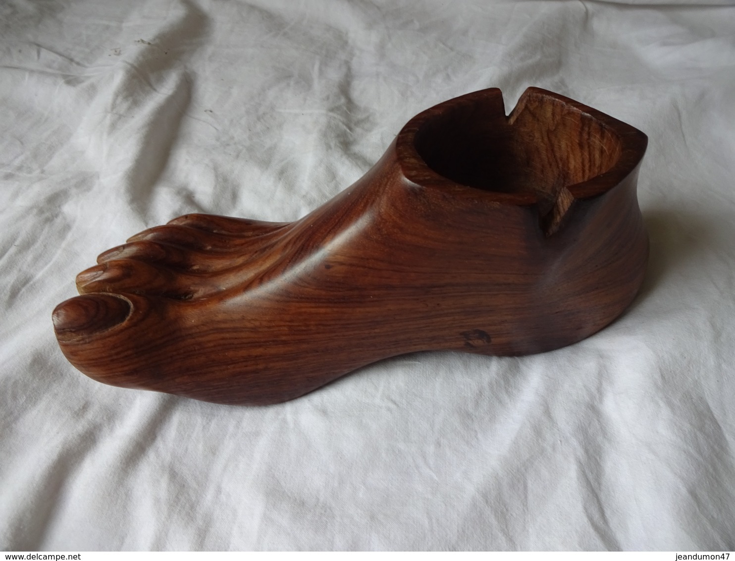 SUPERBE PIED EN BOIS EXOTIQUE QUI A ETE TRANSFORME EN CENDRIER. POIDS 700 Grs. LONGUEUR 24 CMS - Legni