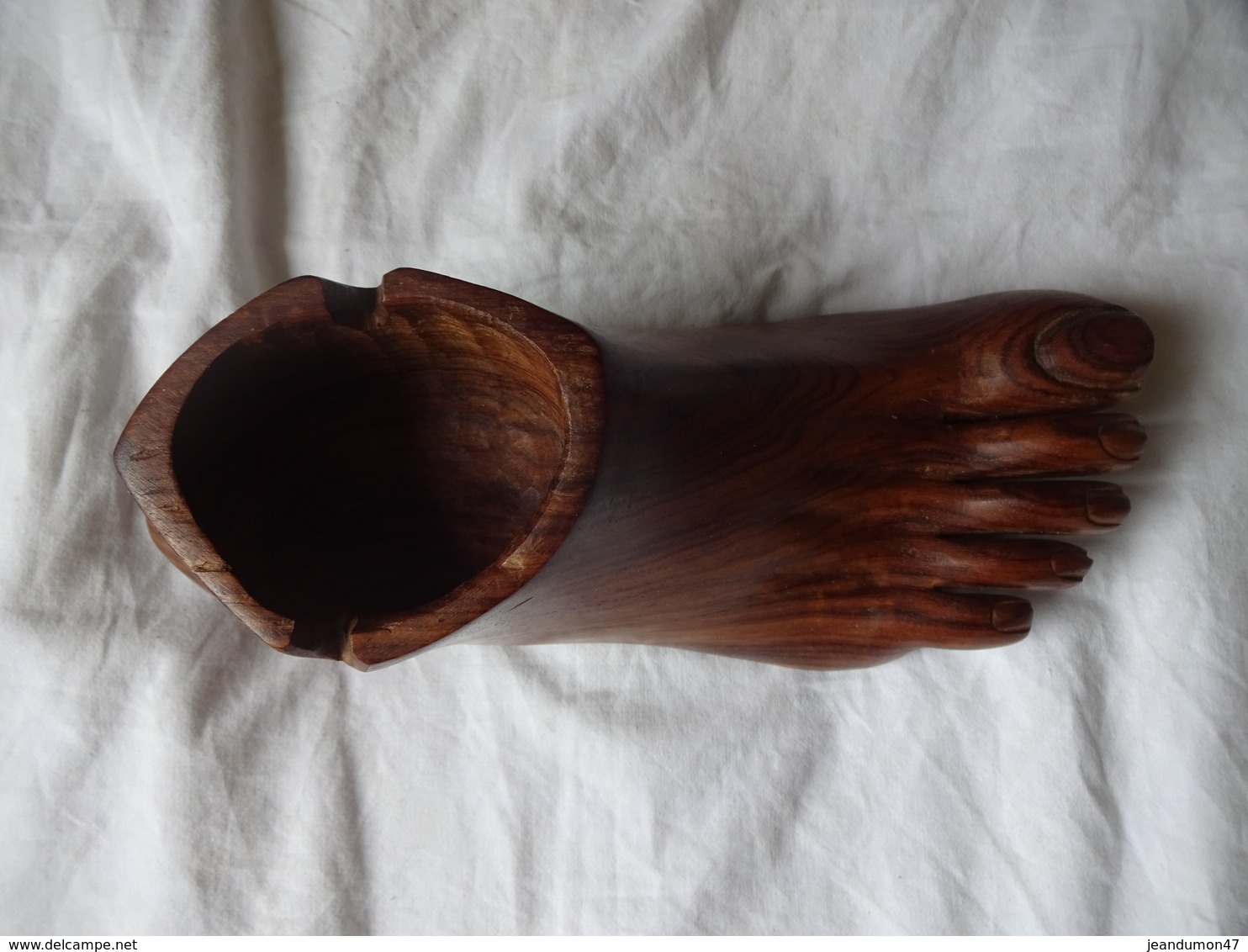 SUPERBE PIED EN BOIS EXOTIQUE QUI A ETE TRANSFORME EN CENDRIER. POIDS 700 Grs. LONGUEUR 24 CMS - Bois