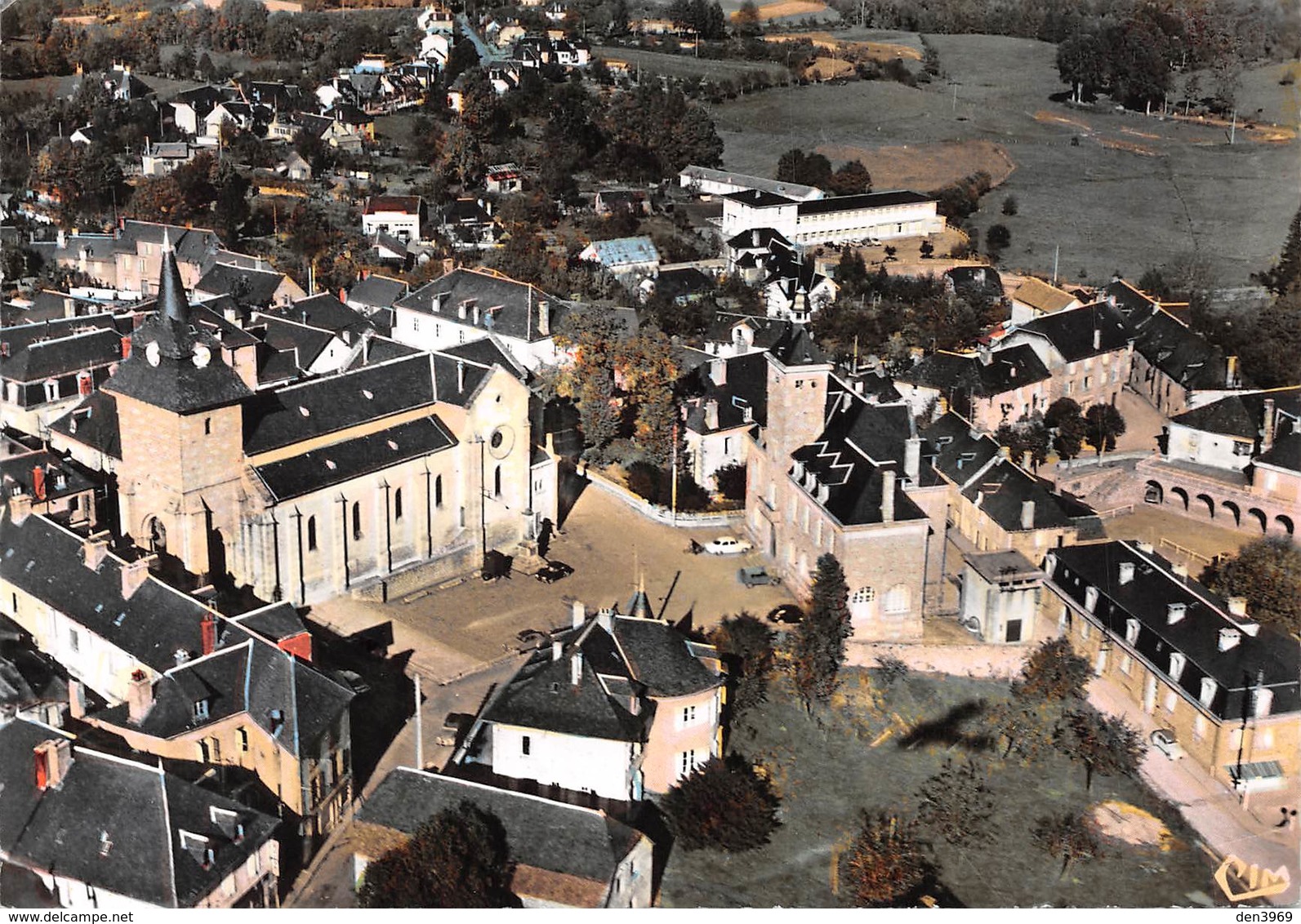 EGLETONS - La Place De L'Hôtel De Ville Et L'Eglise - Vue Aérienne - Egletons